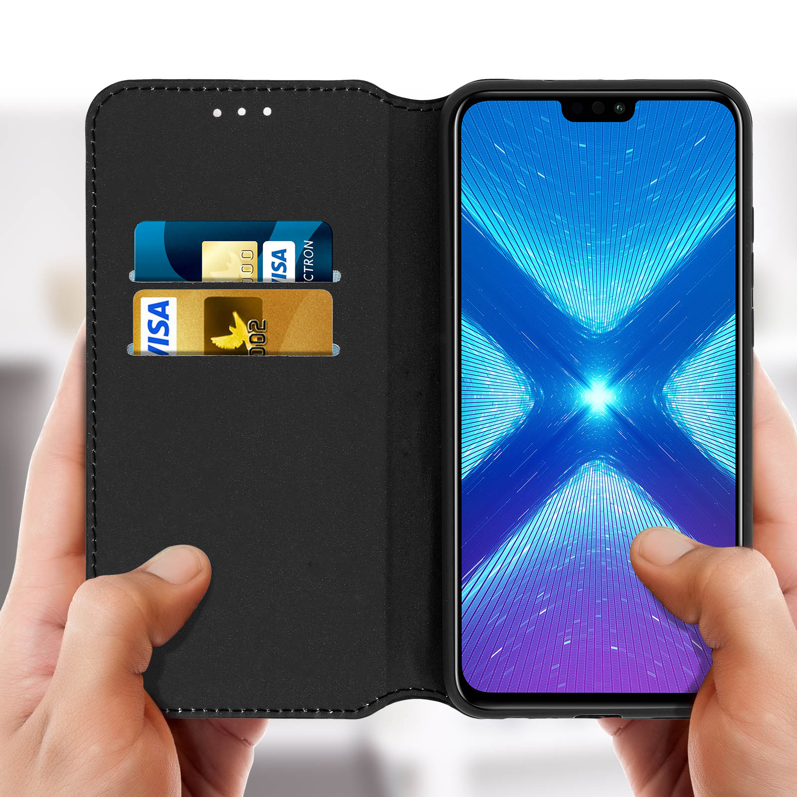 Mani che tengono una custodia nera per telefono con carte negli slot, lo schermo del telefono è acceso.