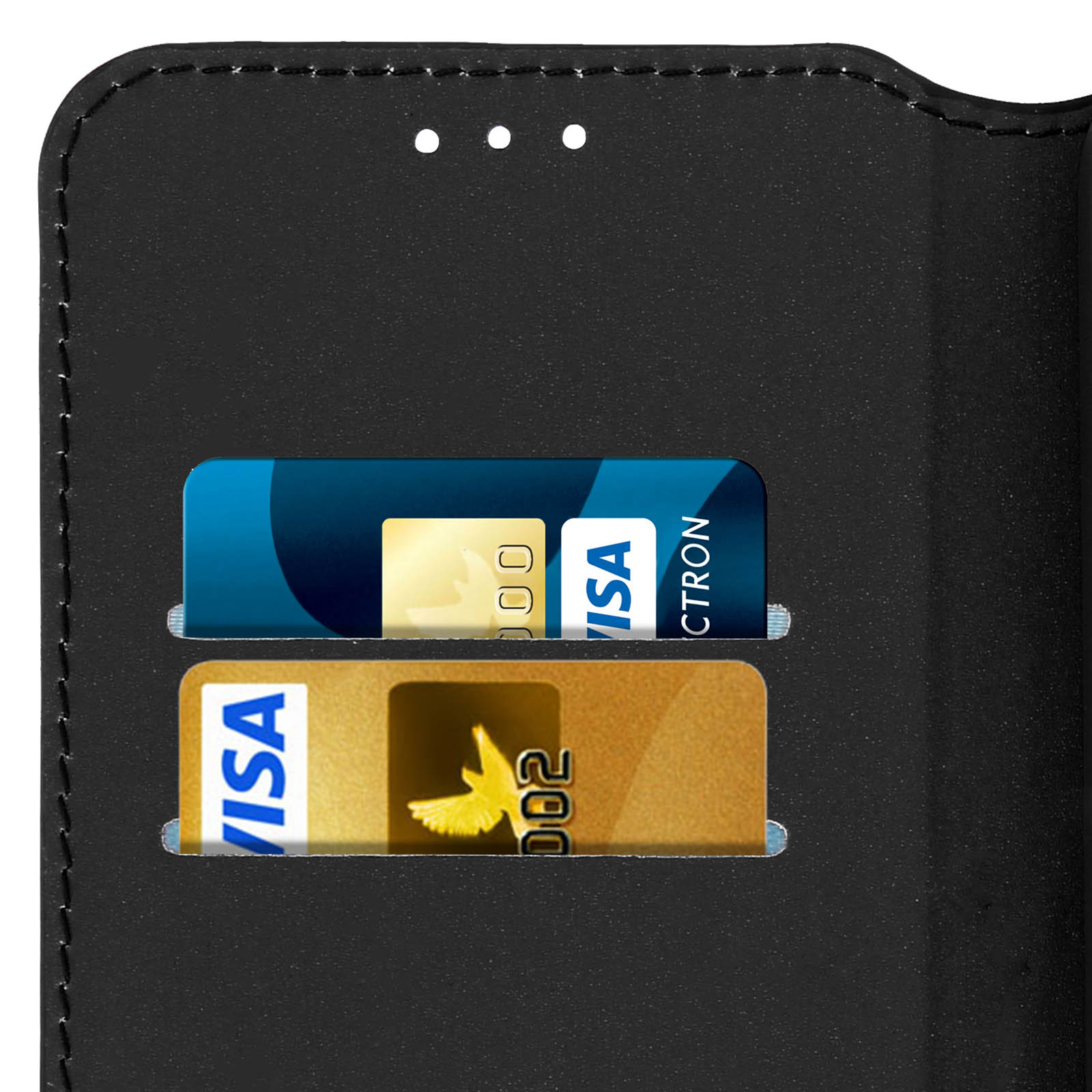 Custodia nera con fessure per carte. Due carte nelle fessure. Sfondo bianco.