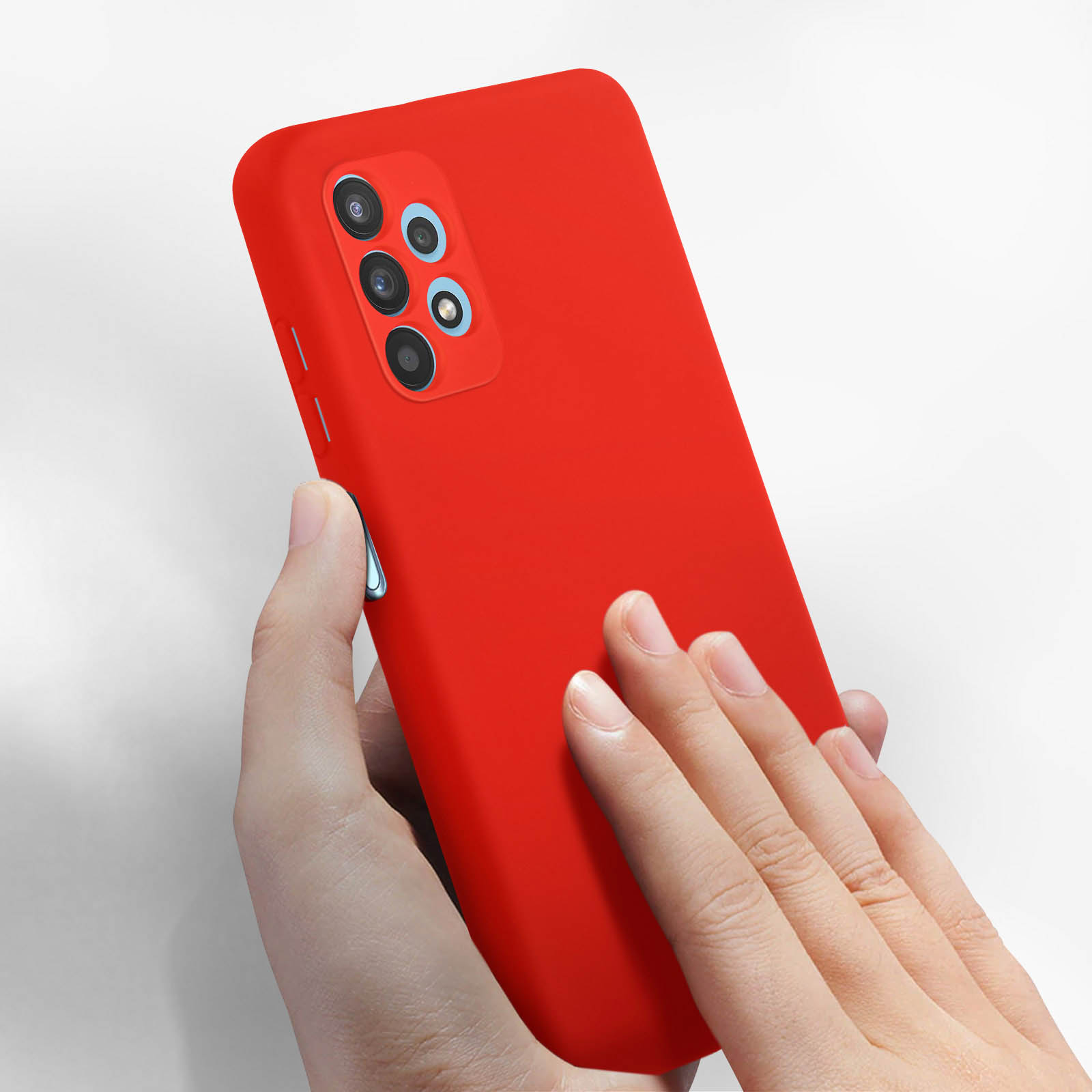 Una custodia rossa per telefono tenuta in mano. La custodia ha un array di fotocamere.