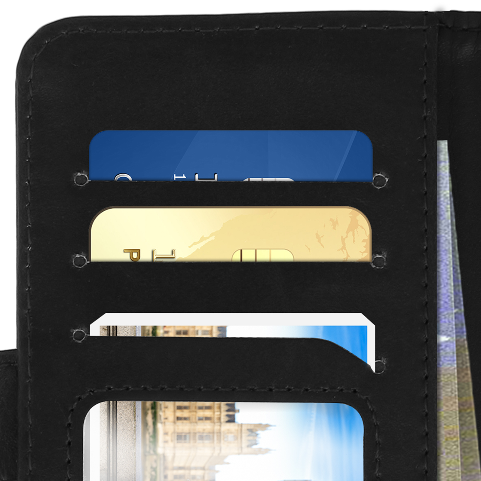 Custodia a portafoglio per telefono nera aperta. Ha fessure per carte e denaro. Carte blu, oro e bianche. Sfondo bianco.