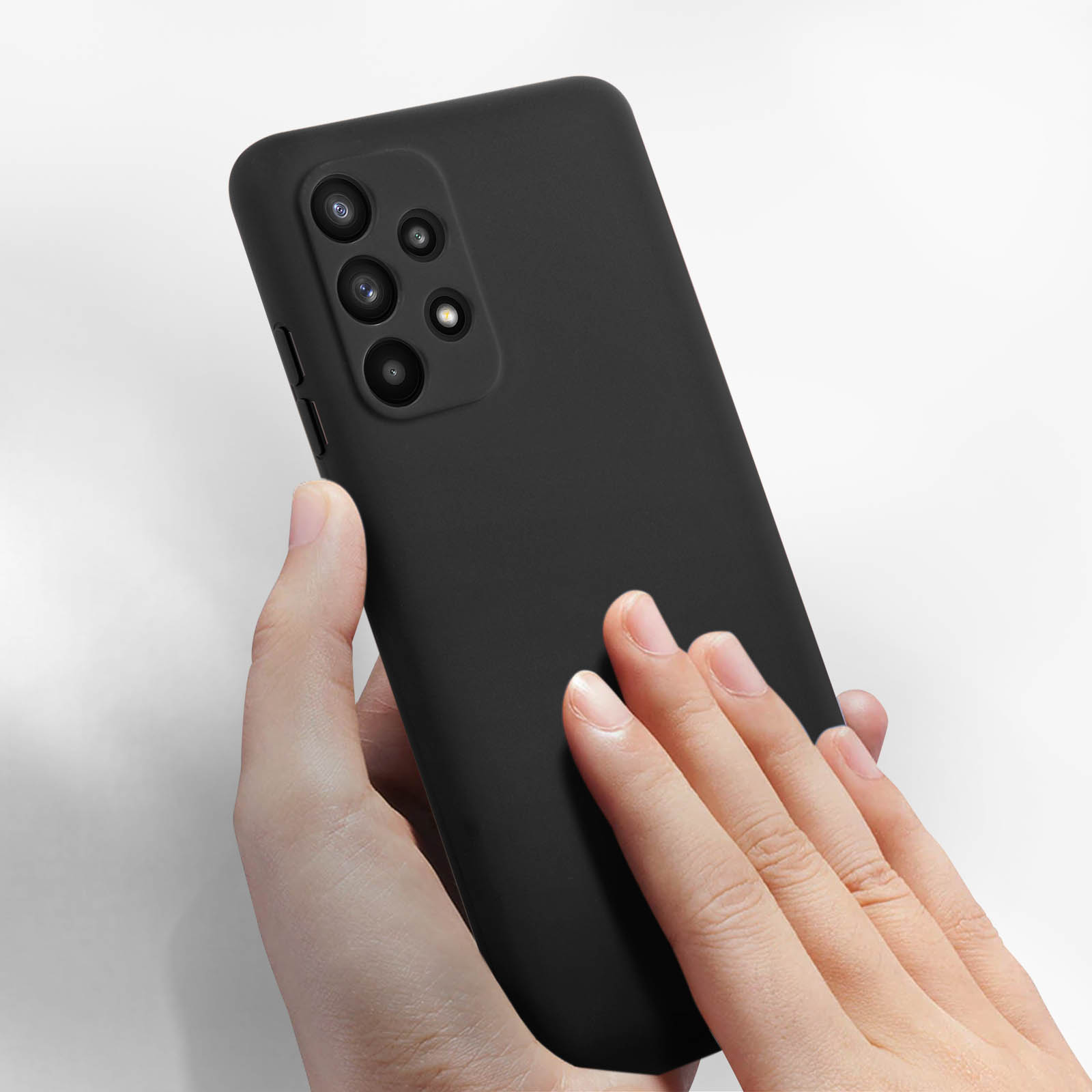 Custodia nera per telefono tenuta in mano. La custodia ha più lenti della fotocamera.