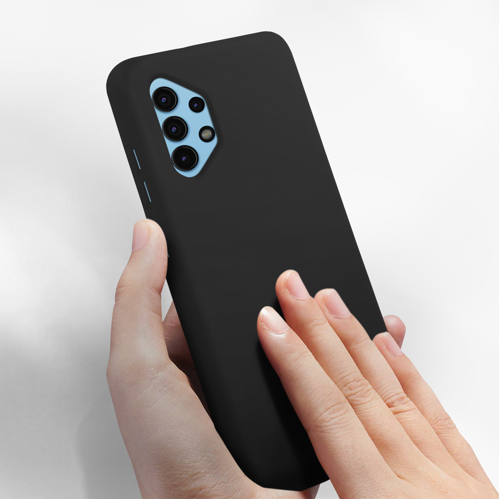 Mano che tiene un telefono nero. Il telefono ha più fotocamere e un dettaglio blu.