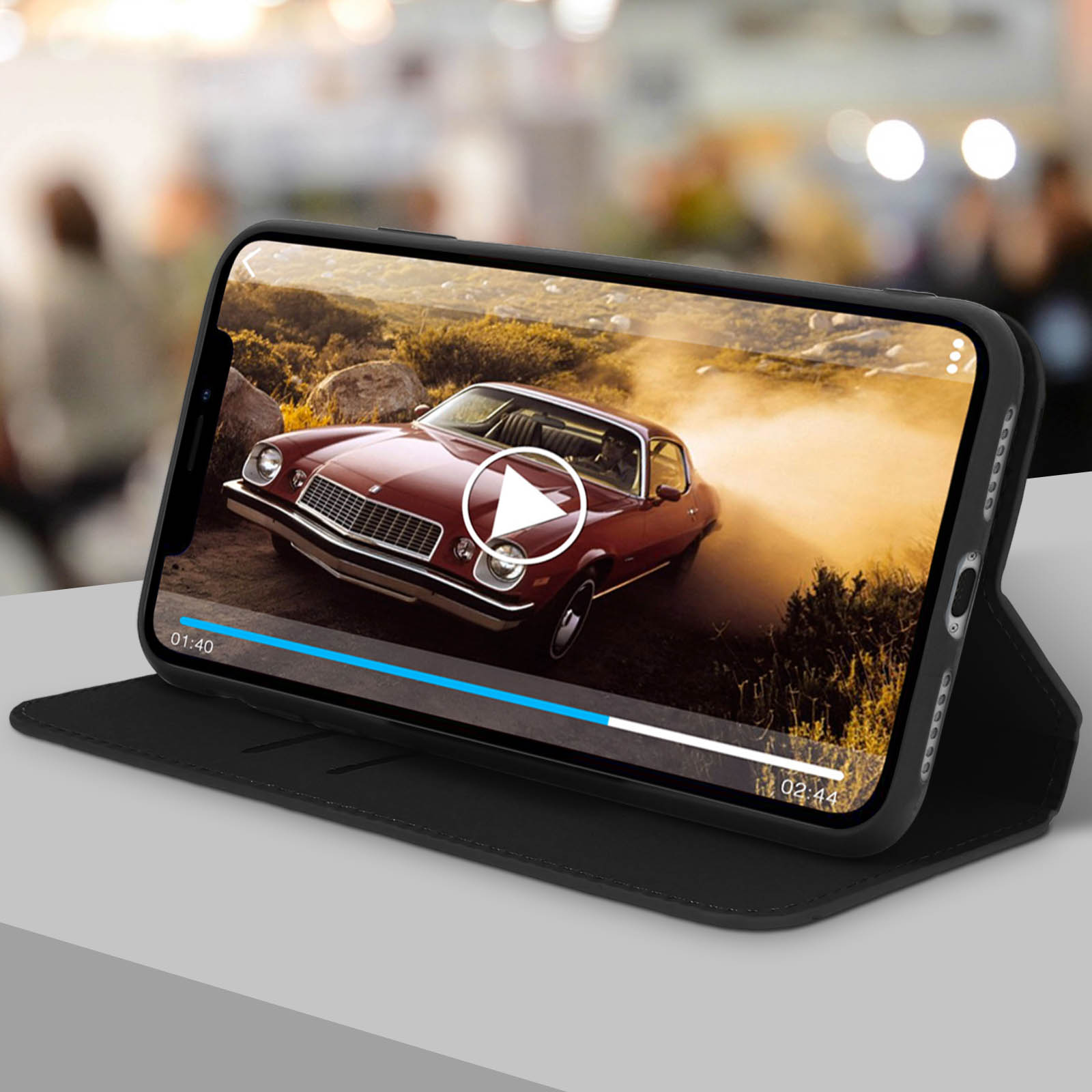 Telefono in custodia che riproduce un video di un'auto d'epoca.