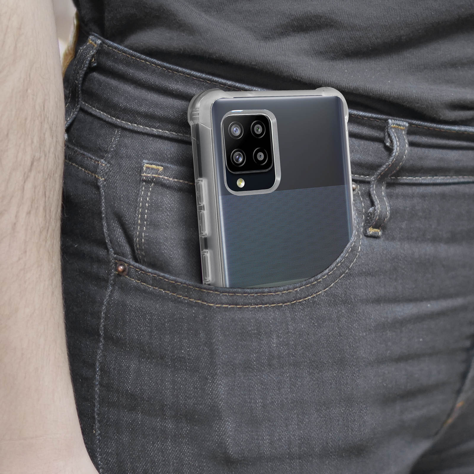 Telefono in tasca. Custodia trasparente in tasca di jeans scuri.
