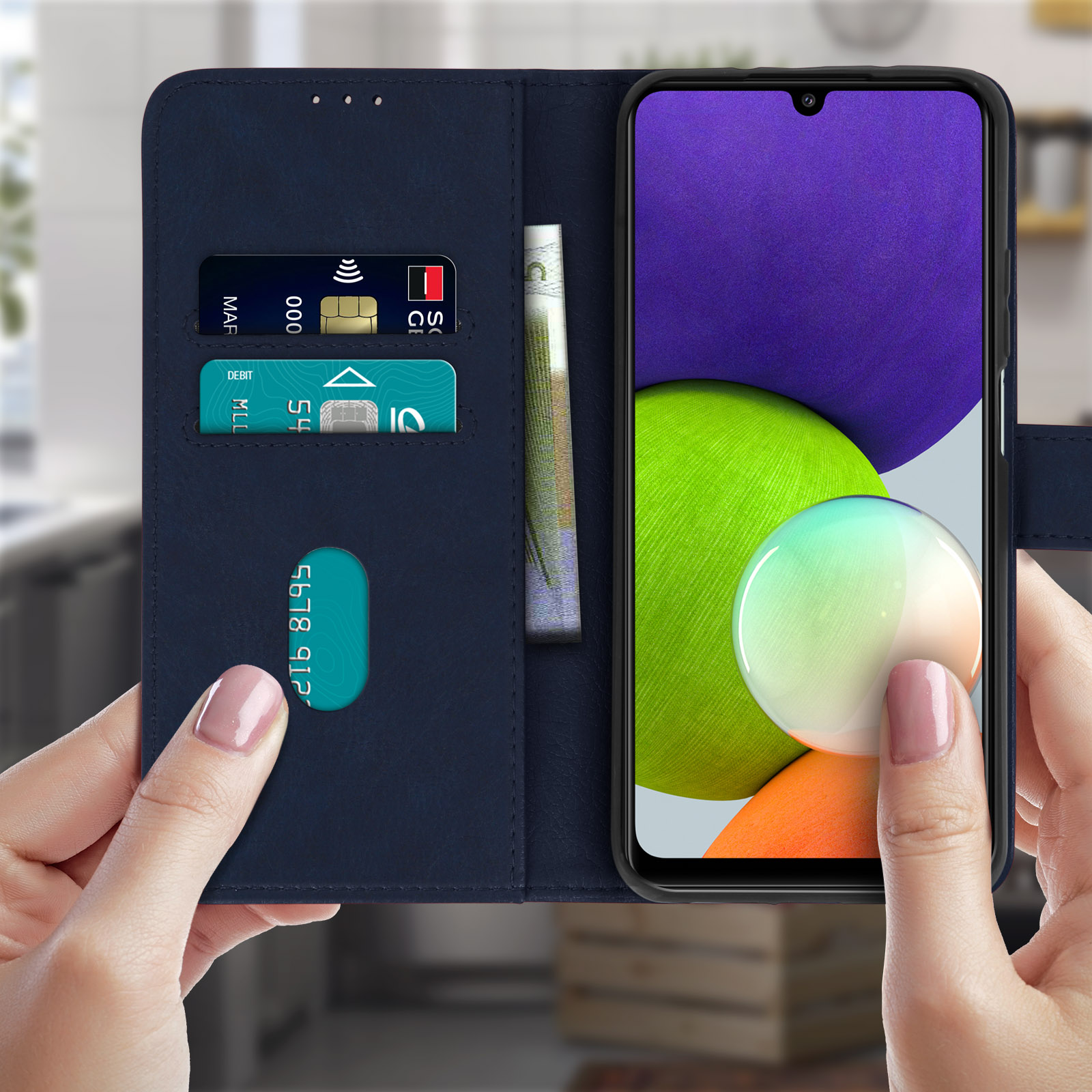 Un étui de téléphone bleu avec un téléphone à l'intérieur. Il y a des cartes de crédit et de l'argent dans l'étui.