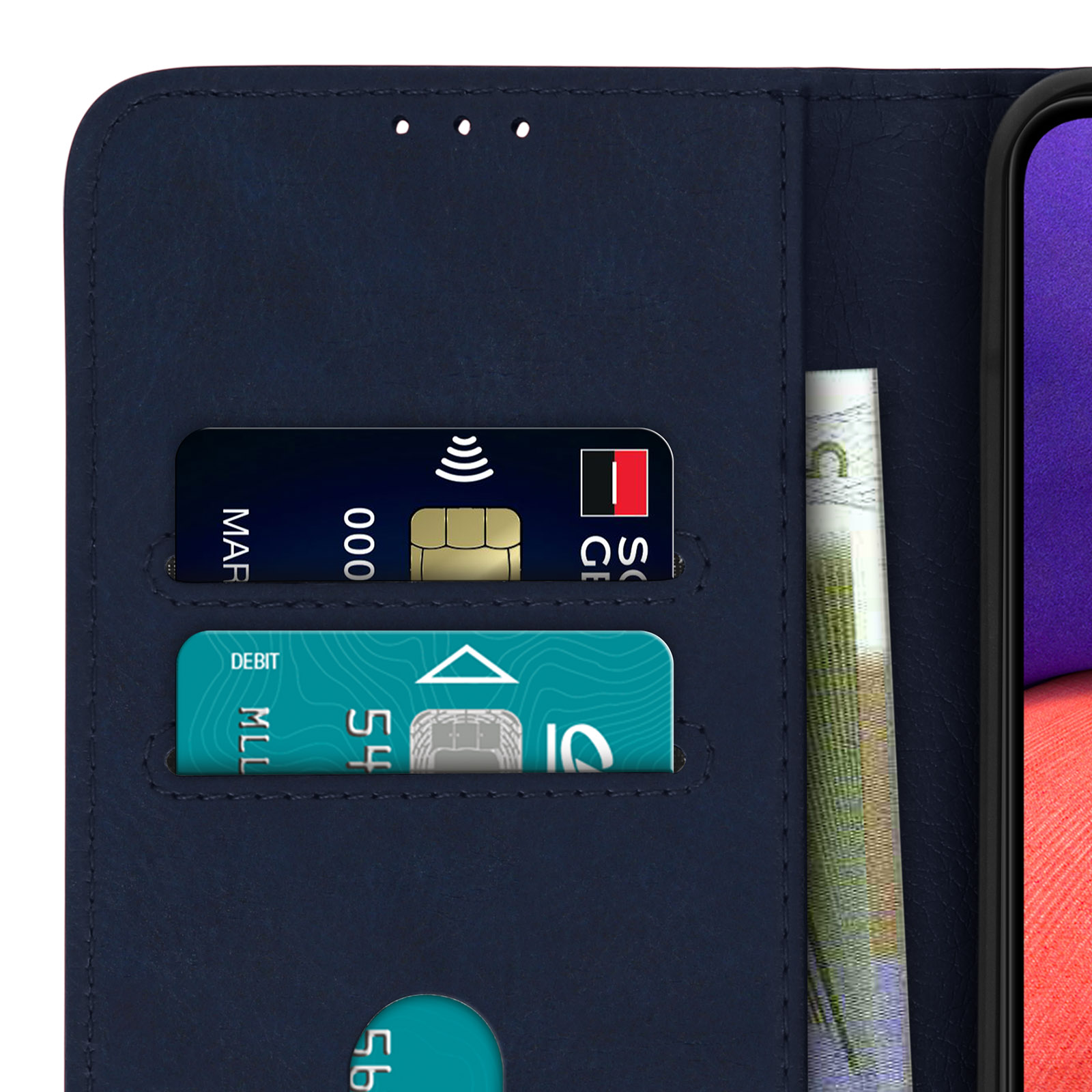 Close-up van een portemonnee met creditcards en contant geld. De portemonnee is blauw.
