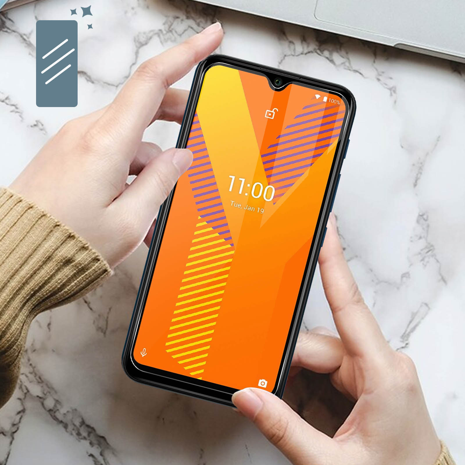 Mani che tengono un telefono che mostra uno schermo arancione e giallo con un'ora e icone.