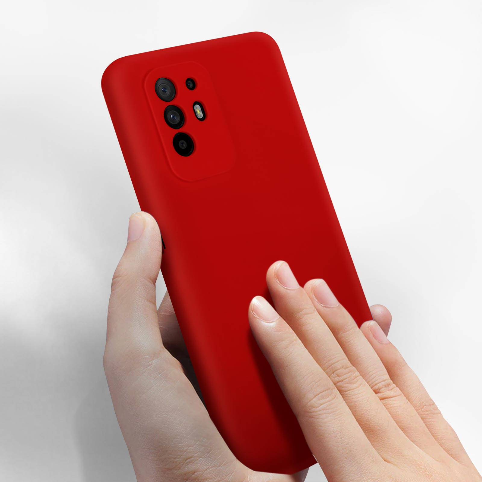 Coque de téléphone rouge avec un téléphone à la main. Le fond est blanc.