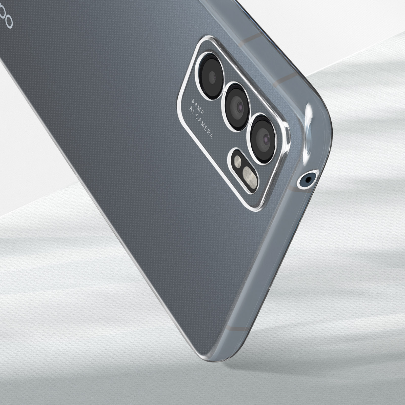 Primo piano del modulo fotocamera di un telefono grigio con custodia trasparente.