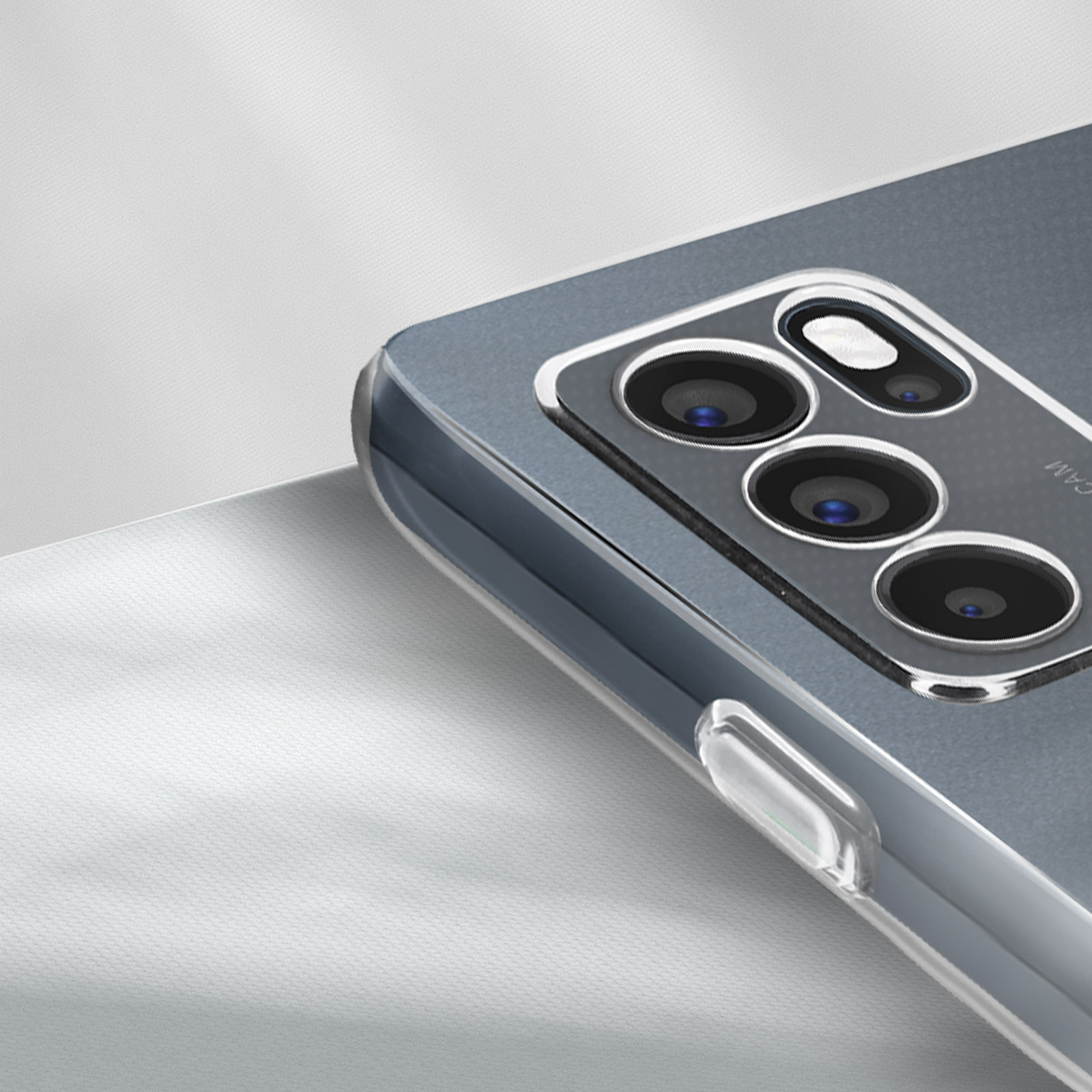 Custodia trasparente per telefono con più obiettivi della fotocamera.