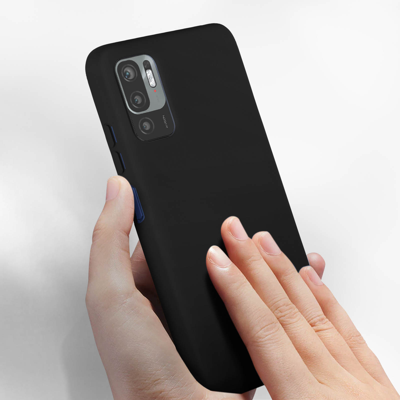 Una mano che tiene una custodia per telefono nera. Una persona in giacca e cravatta sullo sfondo.