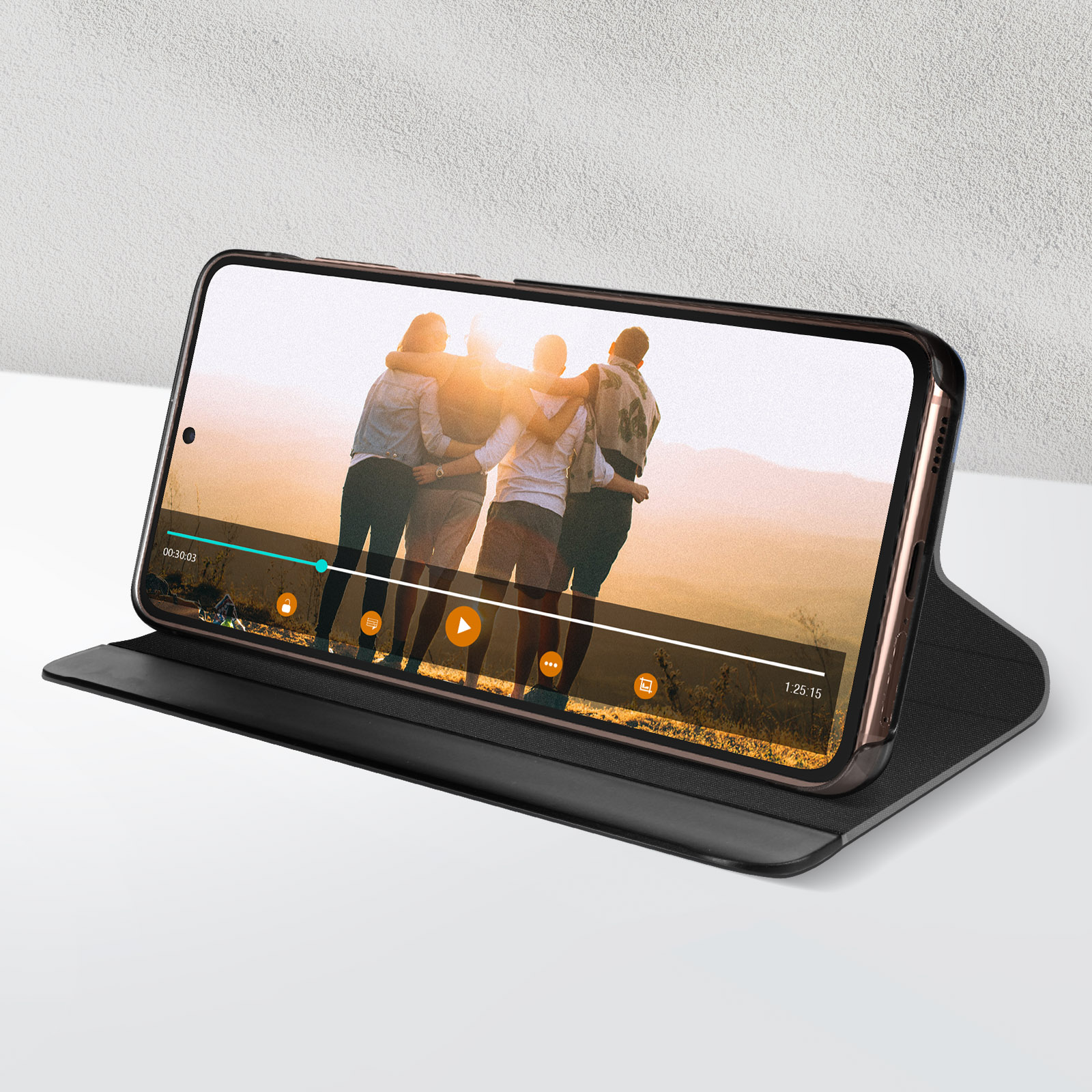 Telefoon in hoes, toont video van vrienden bij zonsondergang. De hoes is zwart.