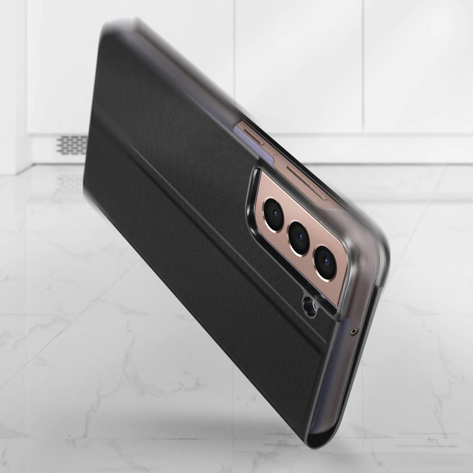 Zwarte telefoonhoes met een uitsparing voor een drievoudige camera. De hoes staat schuin op een oppervlak.