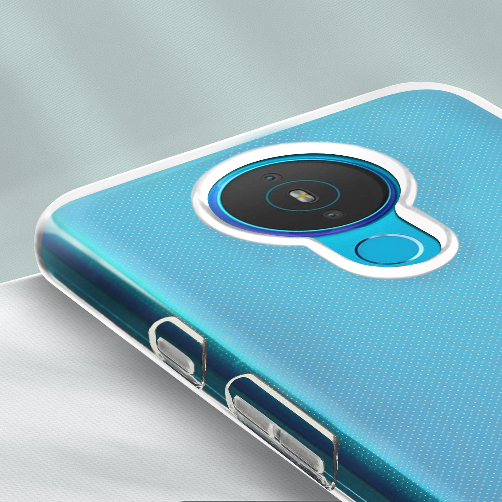 Primo piano della fotocamera del telefono. Sfondo blu. Custodia trasparente. Obiettivo della fotocamera visibile.