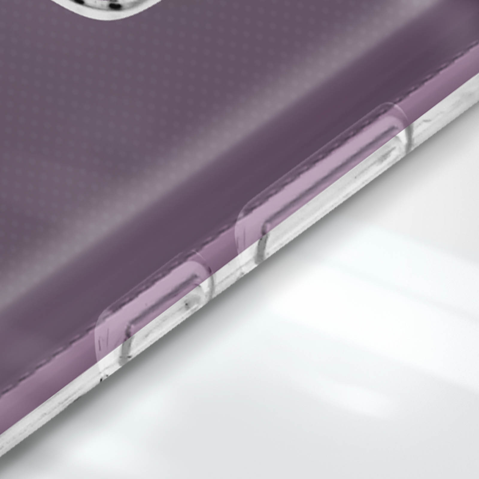 Un primo piano del lato di un telefono. Il telefono è viola, con pulsanti e una custodia trasparente.
