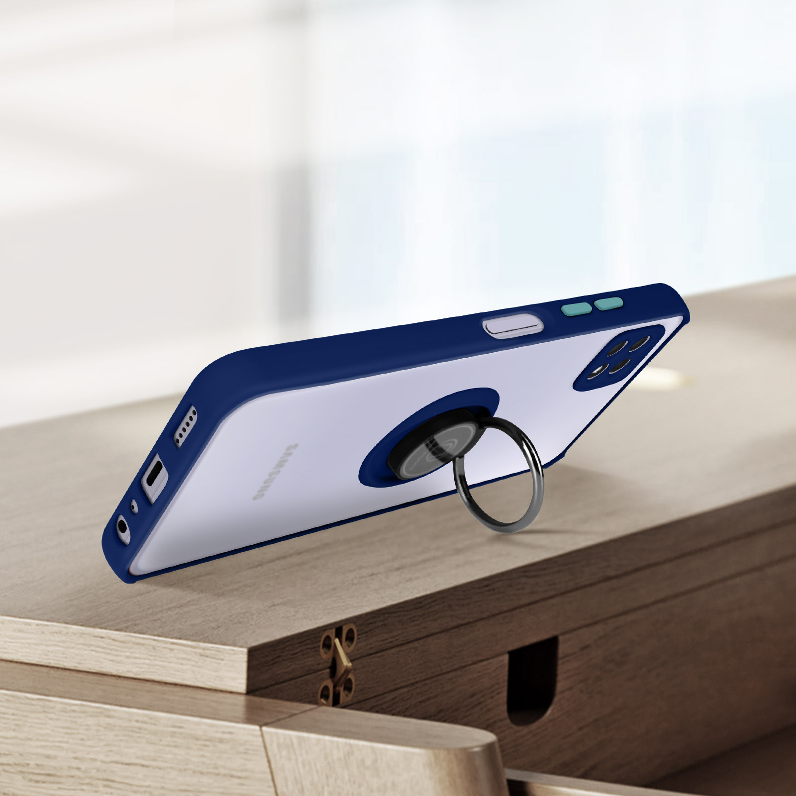 Una custodia blu con anello porta telefono è su una superficie di legno.