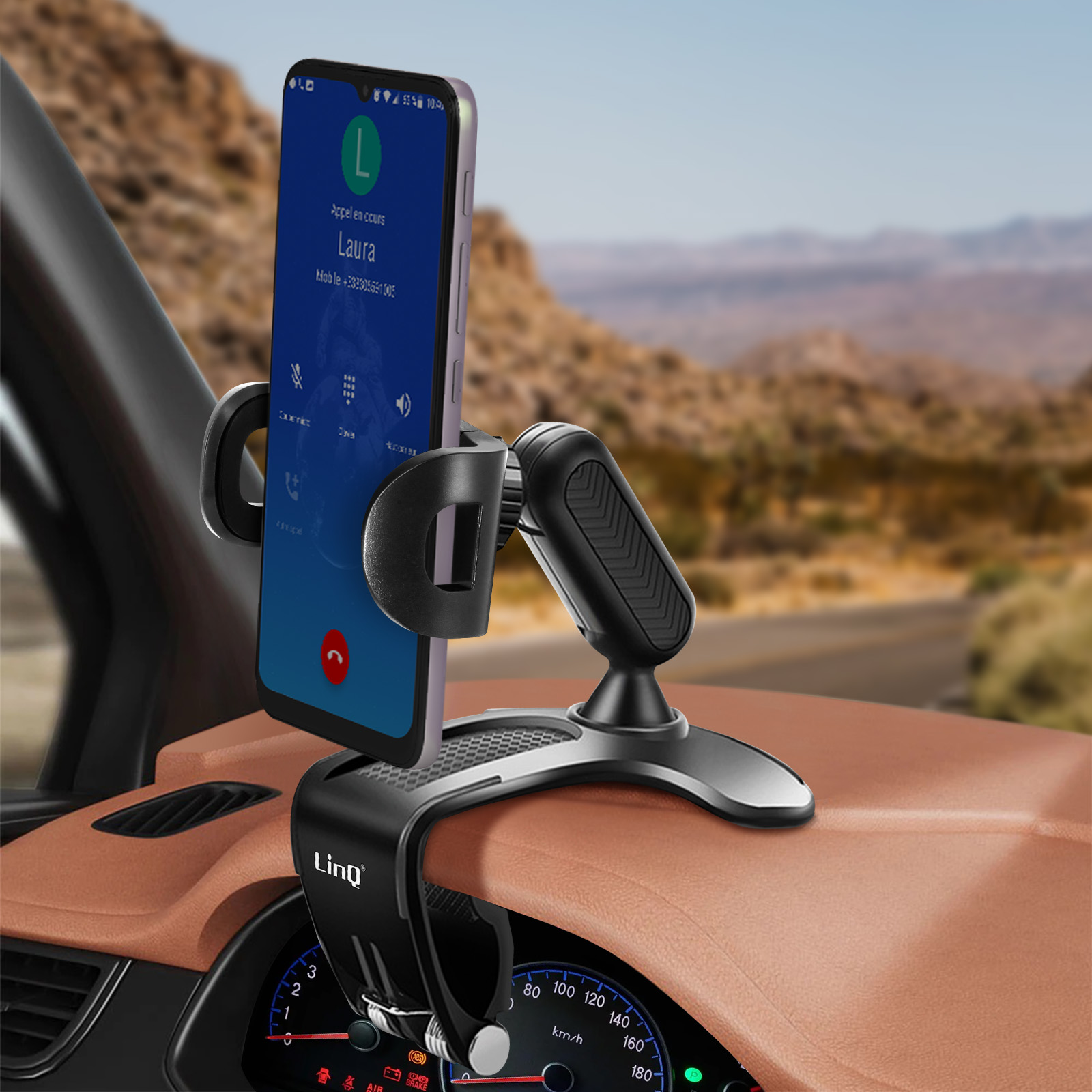 Interno auto con supporto telefono montato sul cruscotto. Schermo di chiamata.