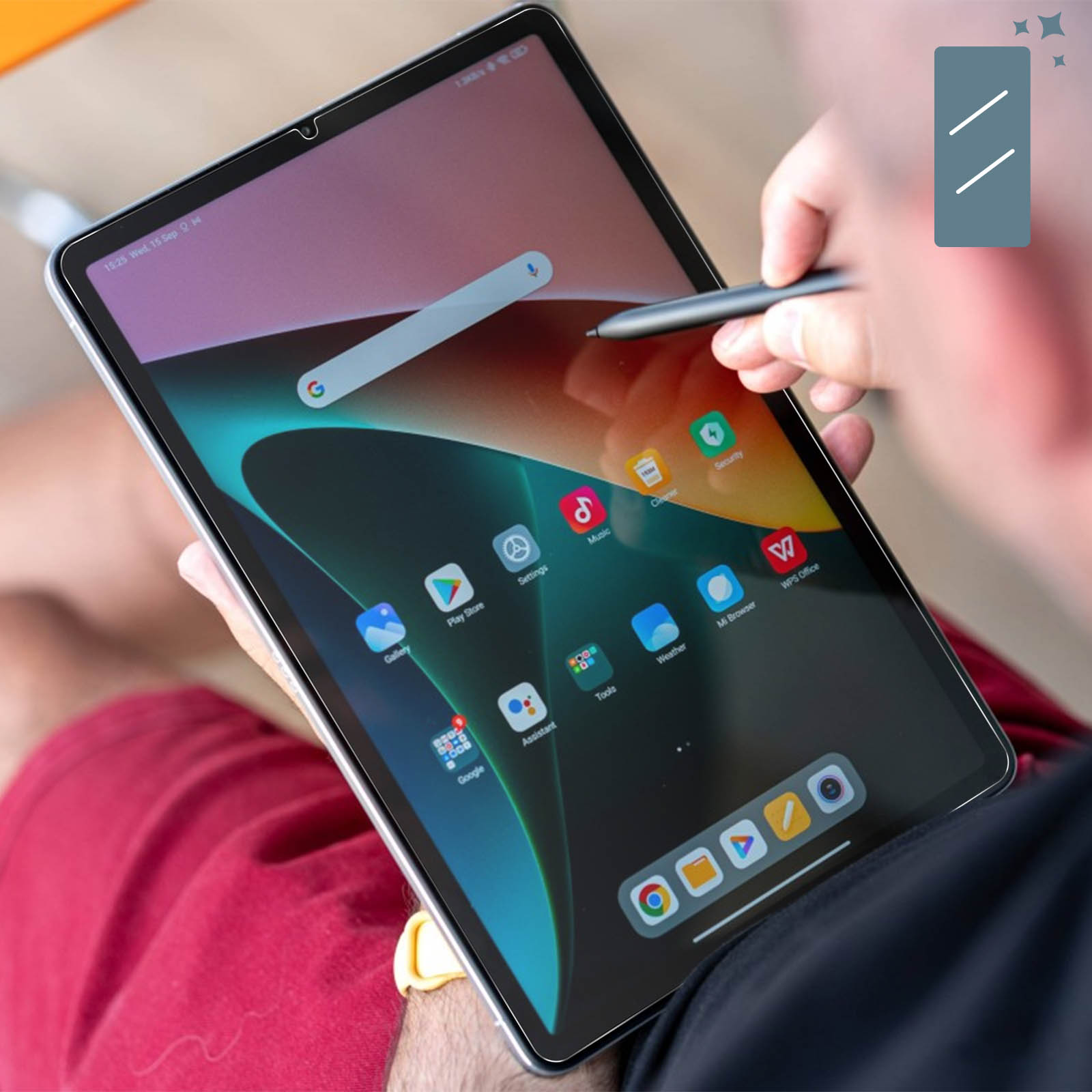 Un tablet utilizzato con uno stilo. Lo schermo mostra le icone delle app.