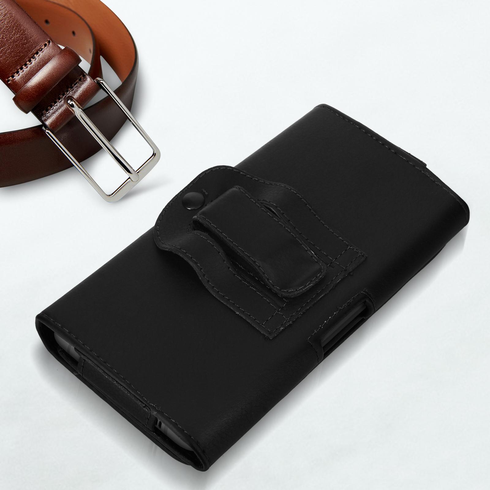 Custodia per telefono in pelle nera con clip da cintura. Cintura marrone sullo sfondo. Sfondo bianco.