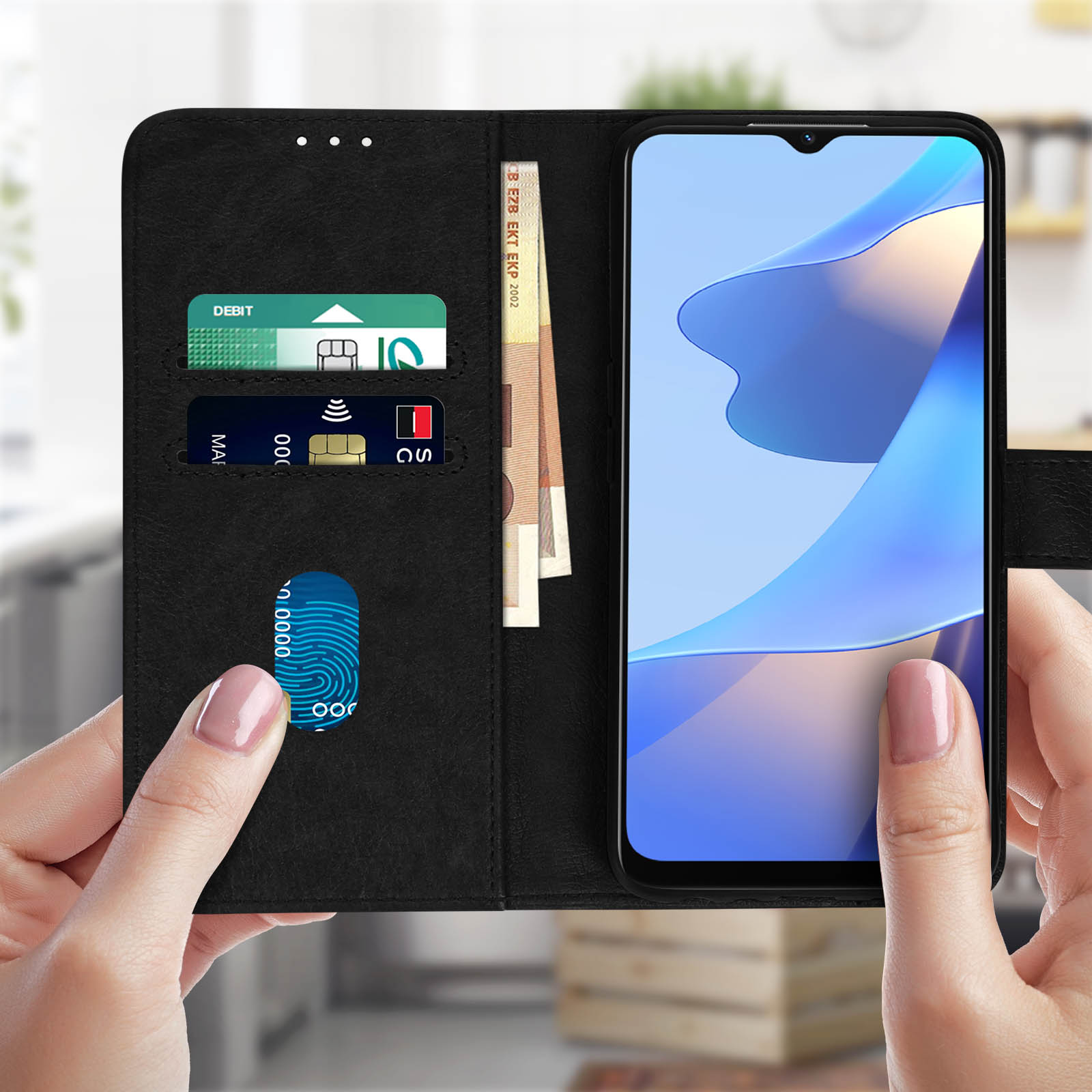 Mains tenant un étui de téléphone noir avec des cartes et de l'argent à l'intérieur et un téléphone.