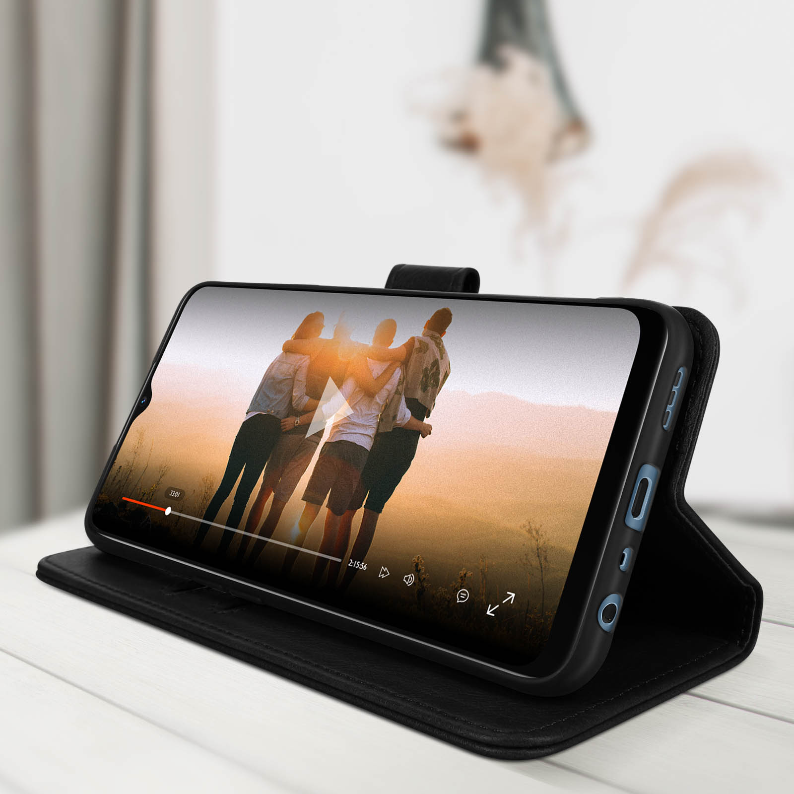 Coque de téléphone noire avec un téléphone affichant une vidéo.