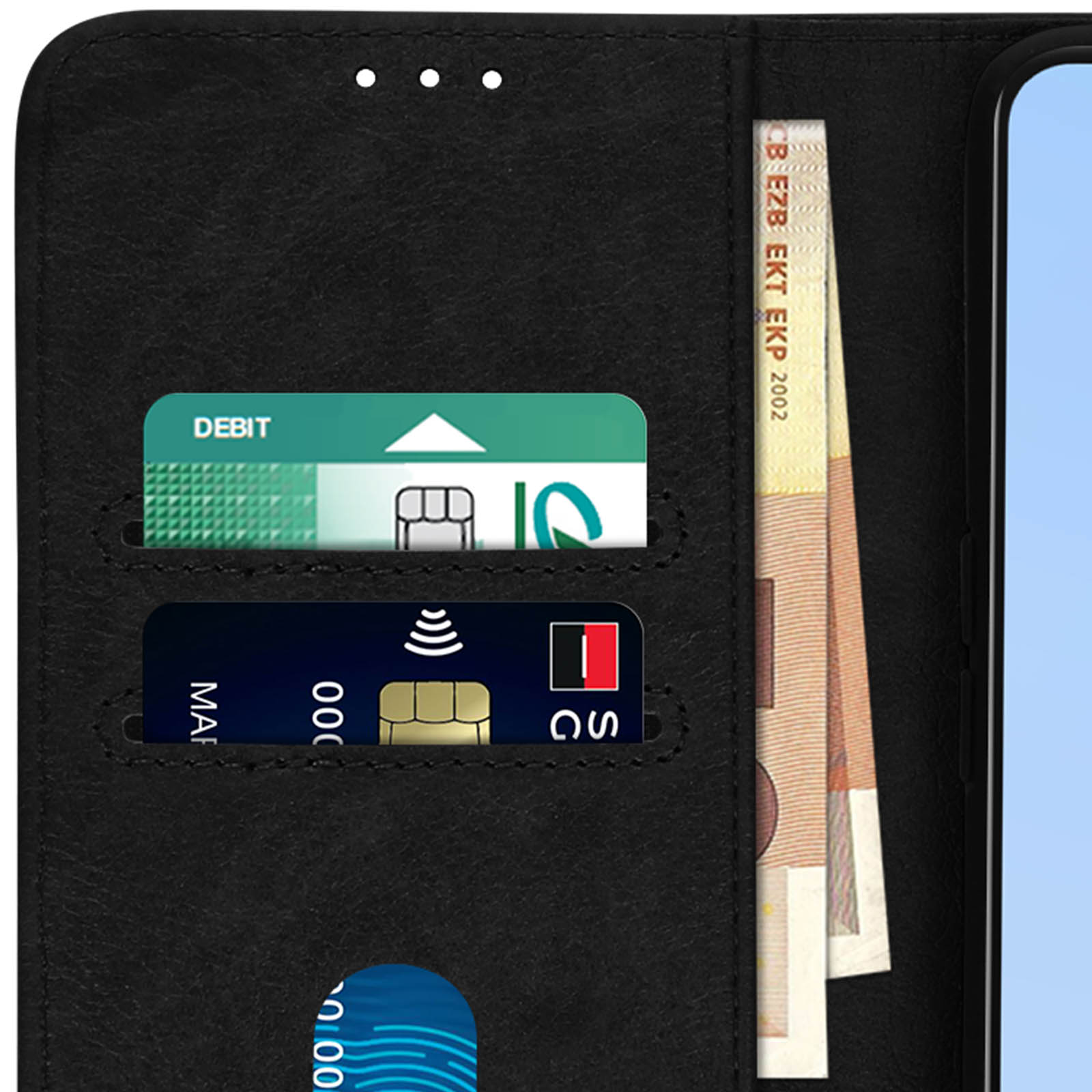 Gros plan sur un étui de téléphone avec carte de débit, carte de crédit et de l'argent à l'intérieur.