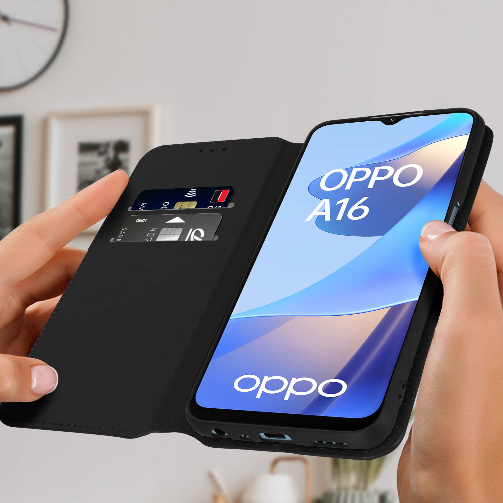 Mains tenant un étui noir. Le téléphone affiche le logo OPPO A16 et des applications.