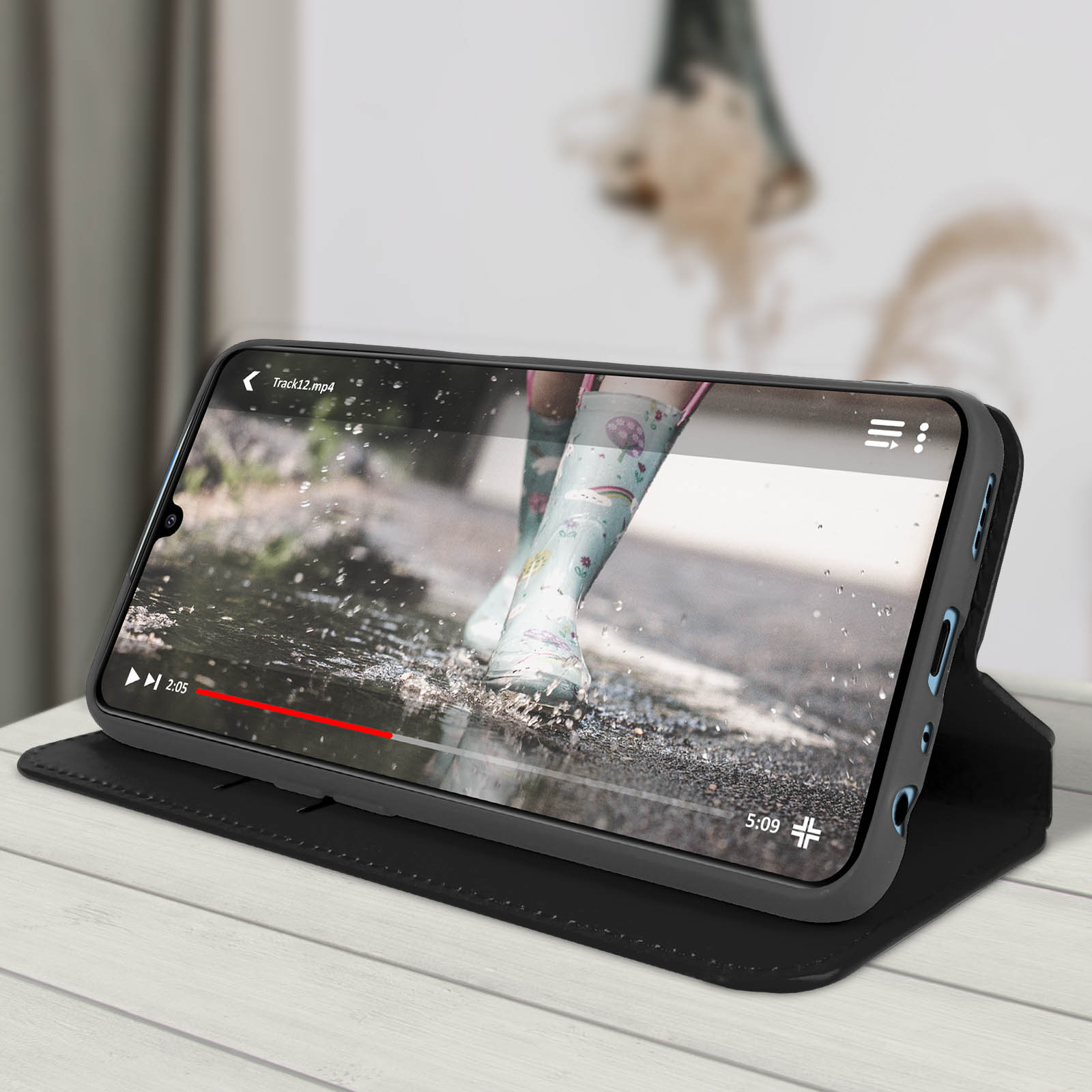 Étui de téléphone noir montrant une vidéo de personnes avec des bottes de pluie.