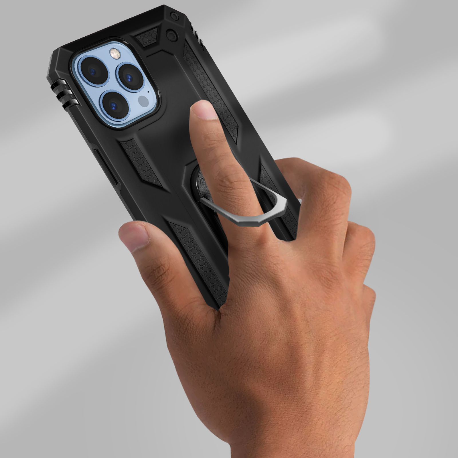Un étui de téléphone noir avec un porte-anneau, tenu par une main. Le téléphone est à l'intérieur de l'étui.