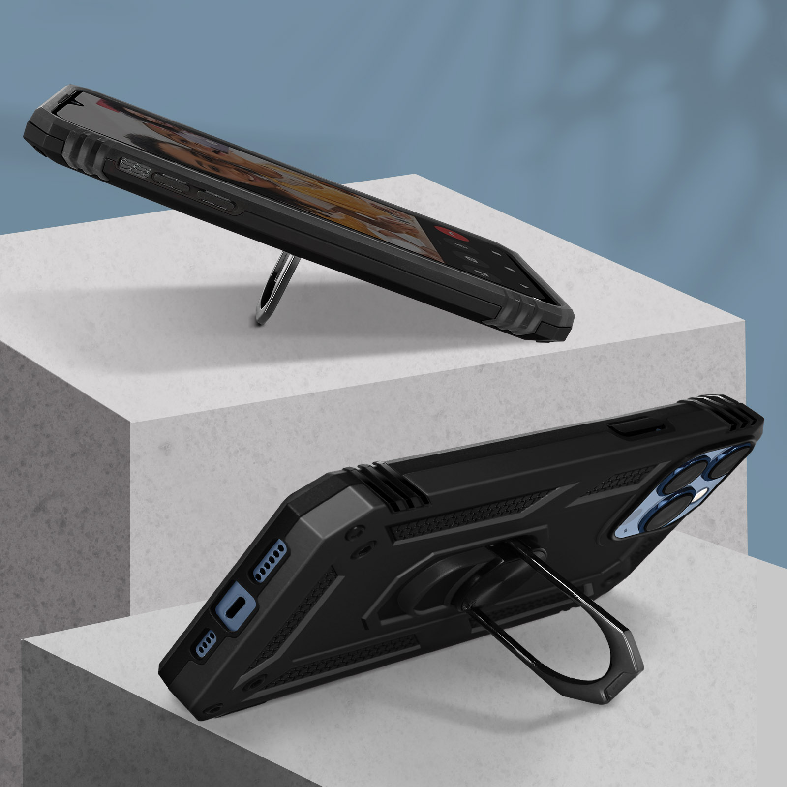 Deux étuis de téléphone noirs avec béquilles, l'un sur un bloc blanc, l'autre incliné.