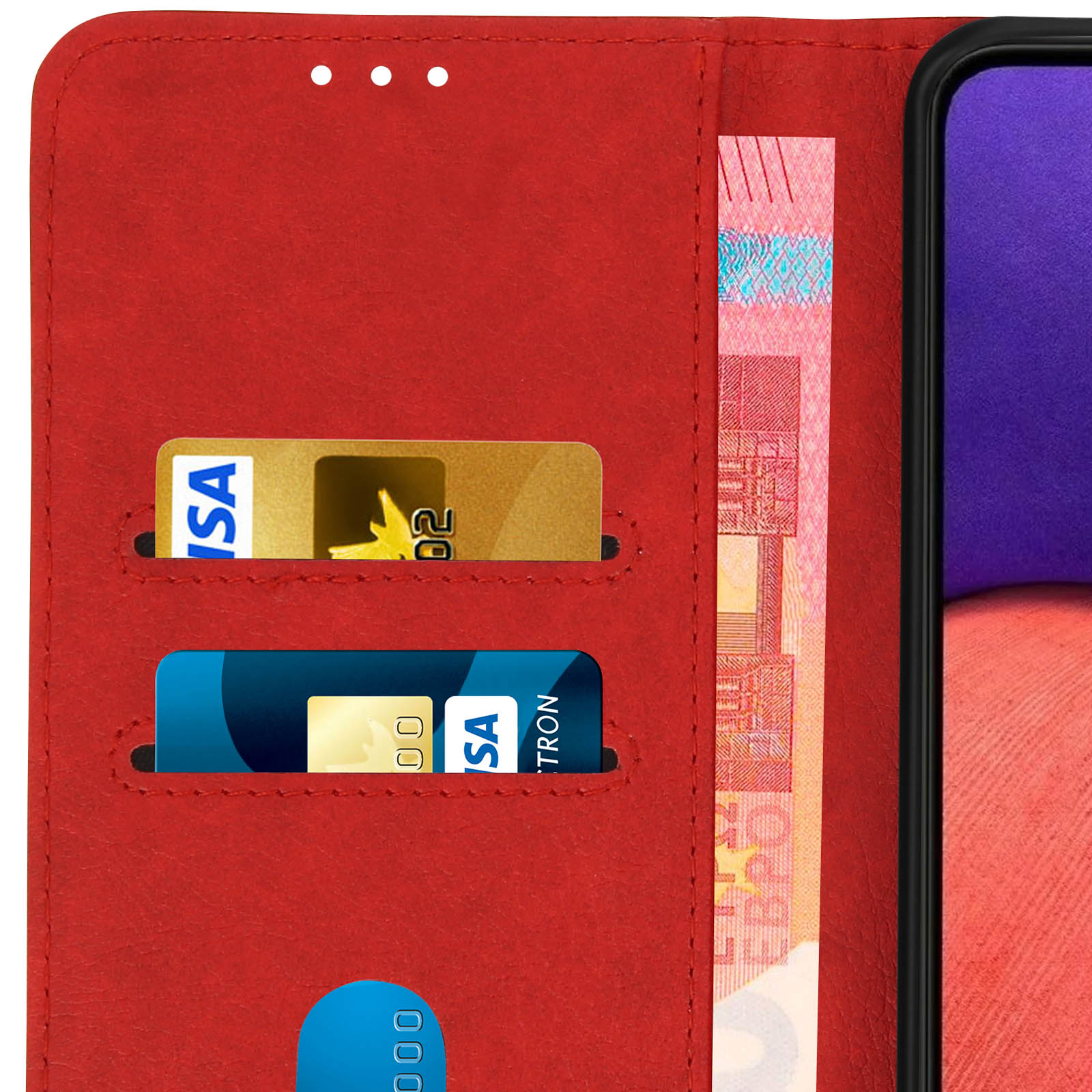 Rode telefoonhoes open, met kaarten en geld. Het telefoonscherm is zichtbaar.
