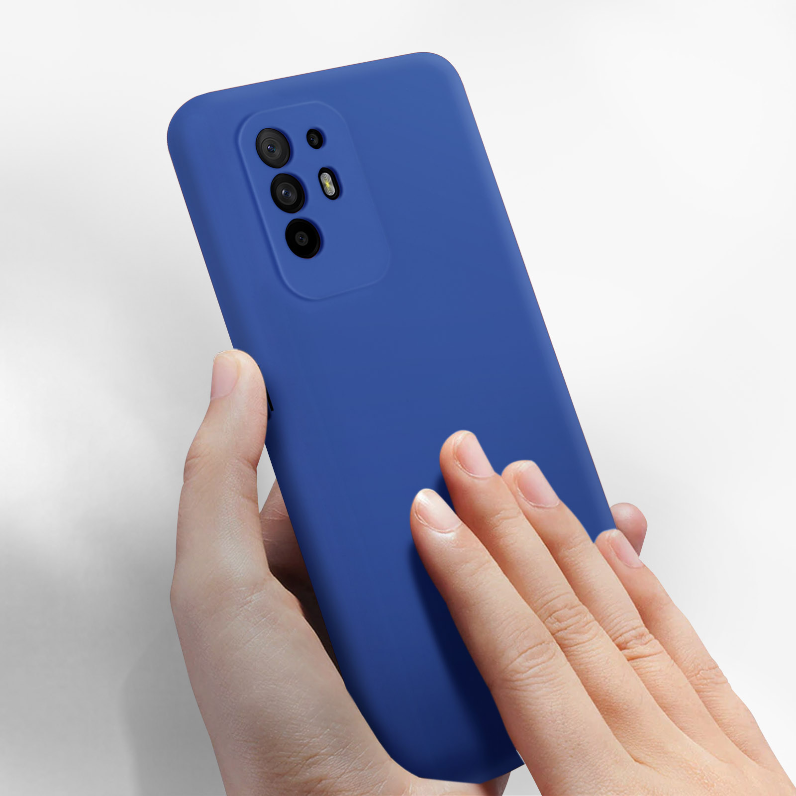 Main tenant une coque de téléphone bleue. La coque a trois caméras.