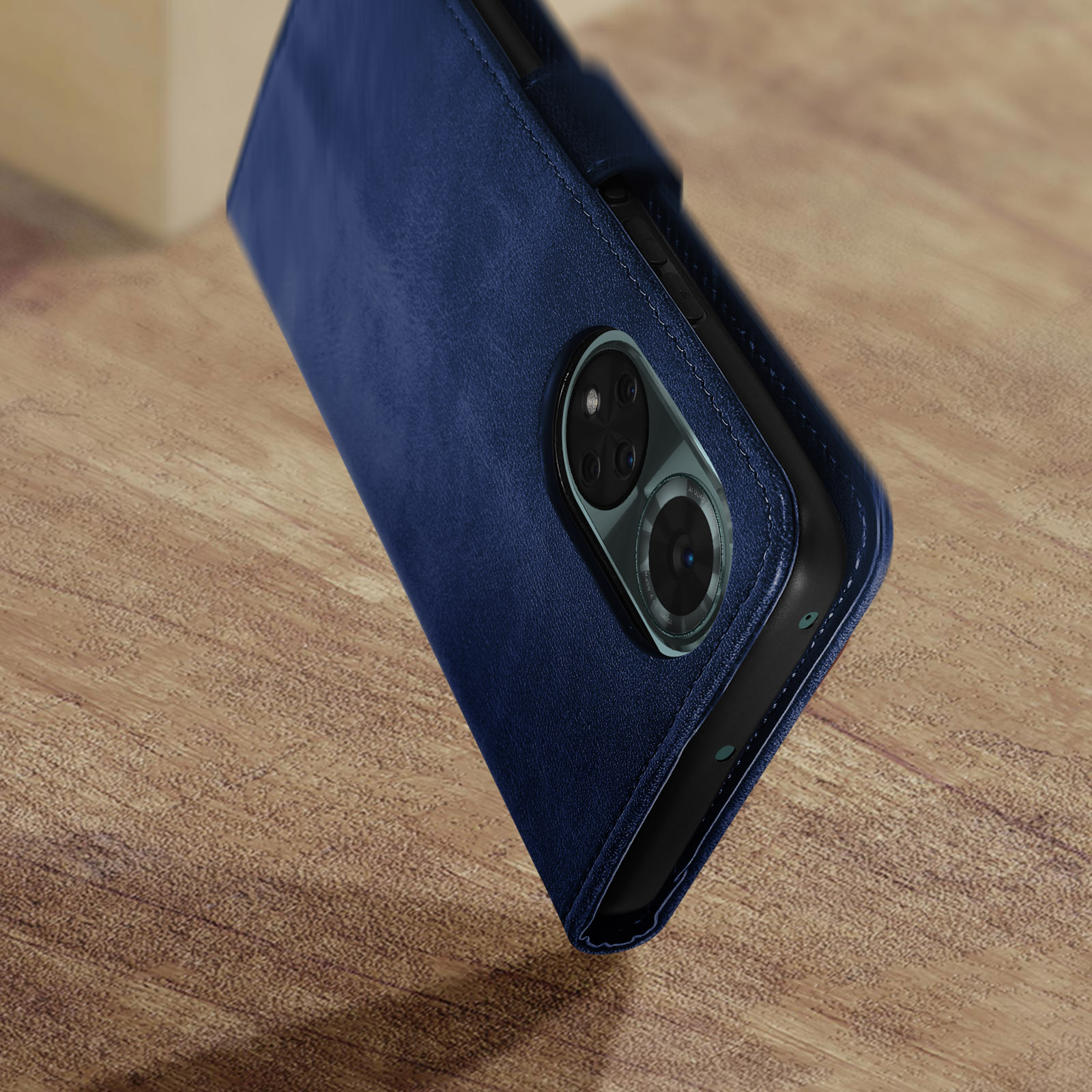 Custodia blu scuro con telefono all'interno, che mostra le lenti della fotocamera. Superficie in legno.