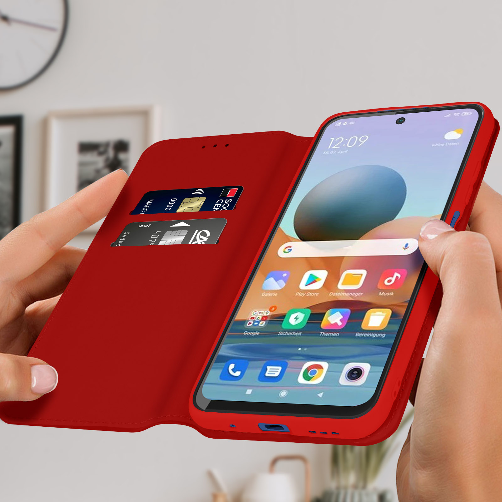 Rode telefoonhoes met app-iconen en creditcards.