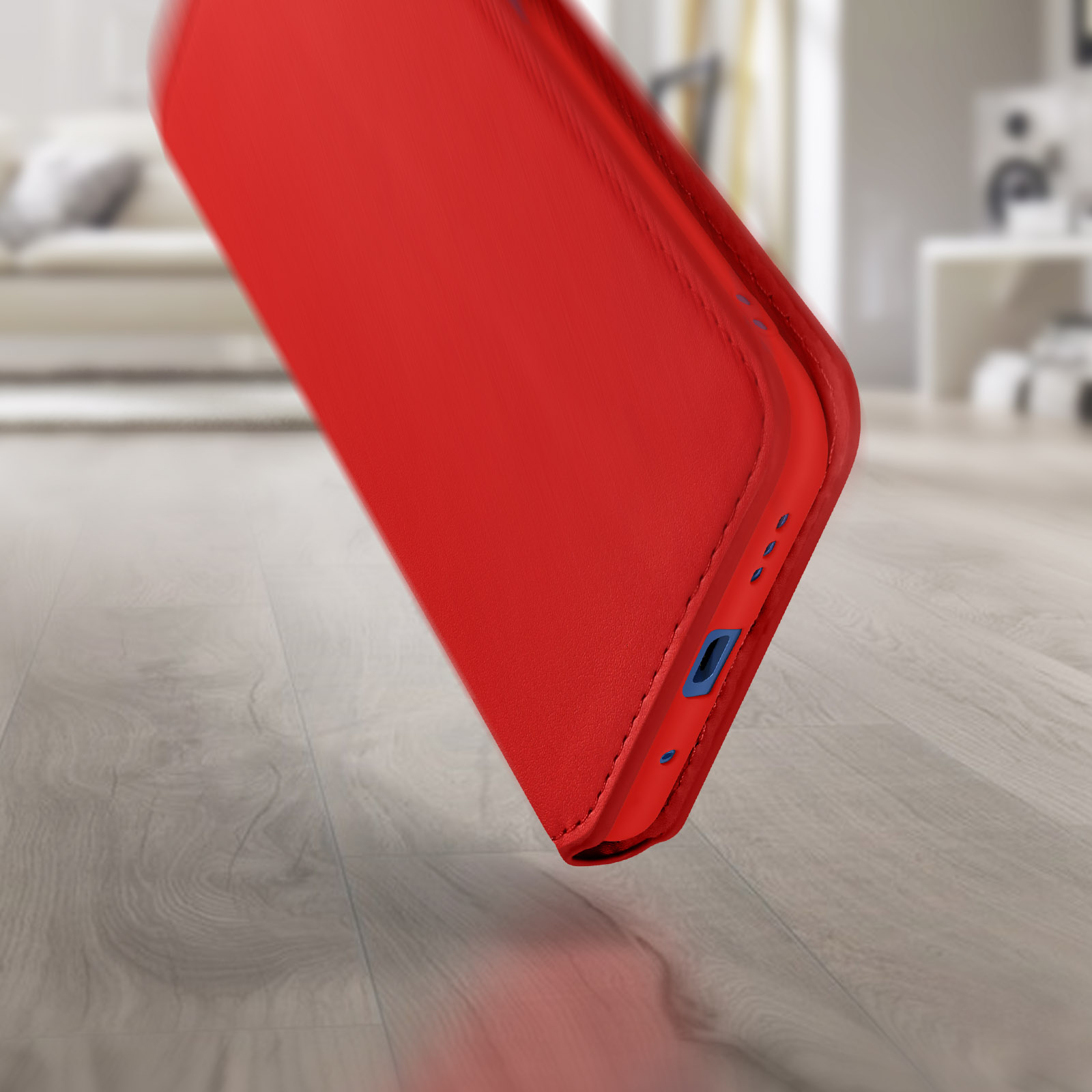 Rode telefoonhoes, gesloten. De hoes is gemaakt van getextureerd materiaal. De hoes ligt op een houten oppervlak.