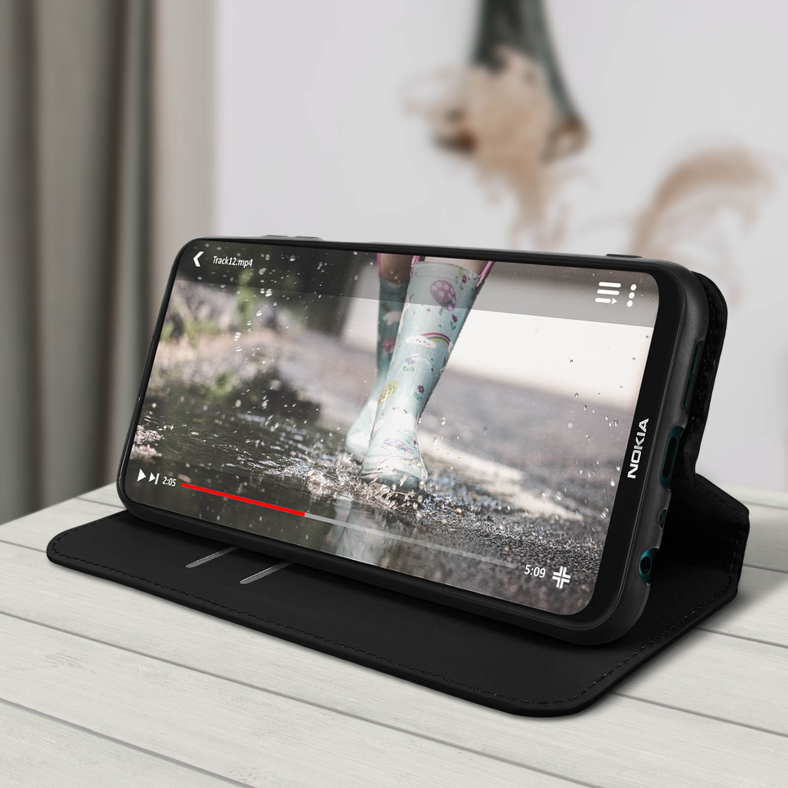 Custodia nera con un video di stivali di gomma.
