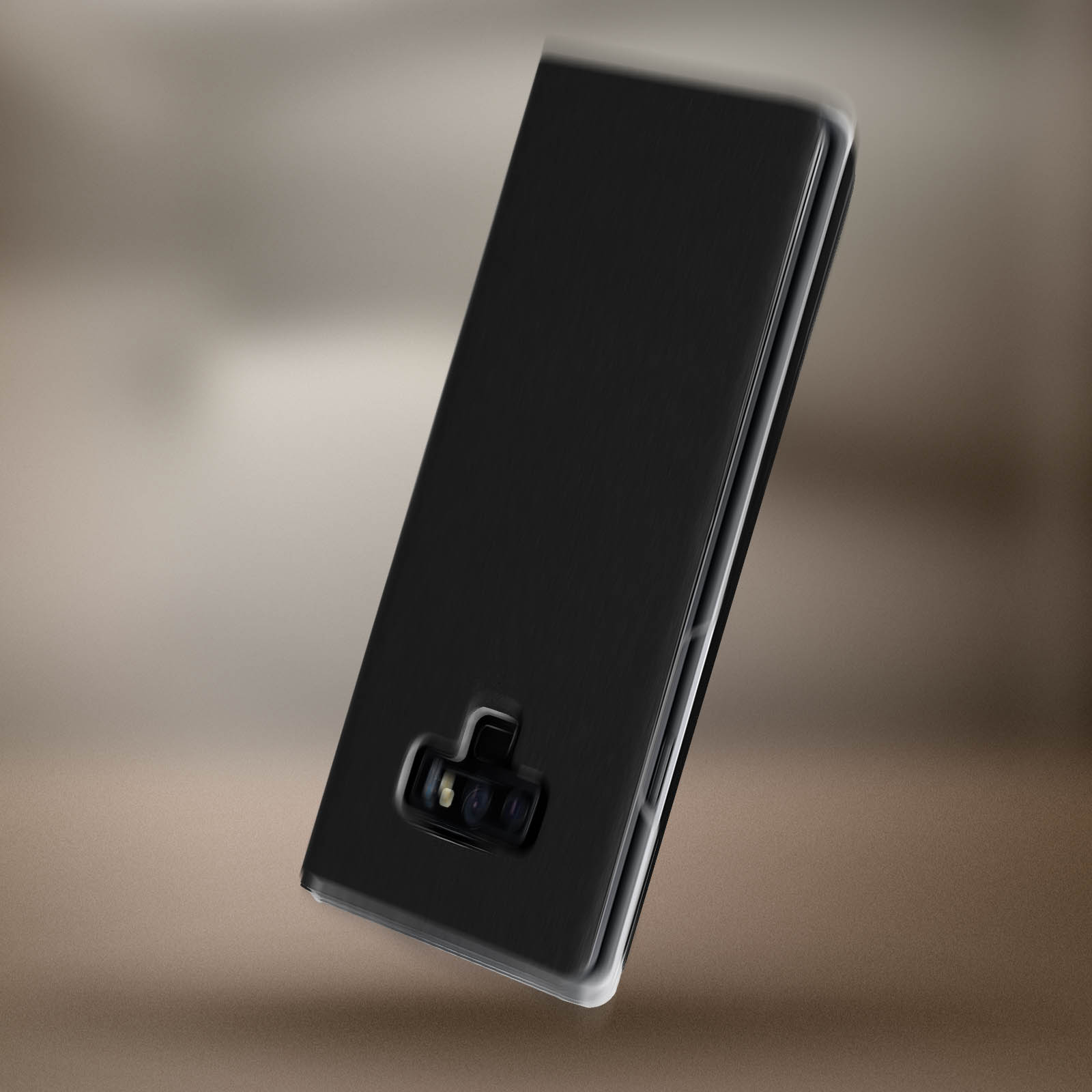 Una custodia nera per telefono con un ritaglio per la fotocamera è mostrata. La custodia è chiusa e ha una finitura liscia.