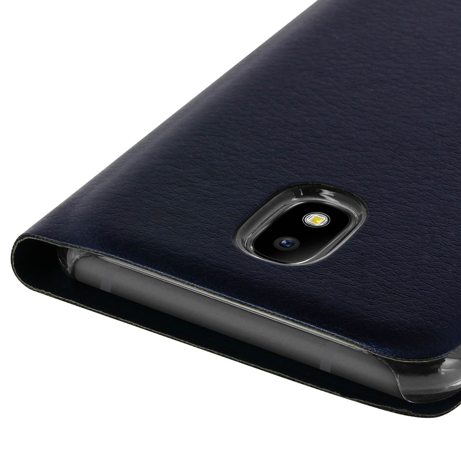 Primo piano di una custodia per telefono blu scuro con ritaglio per fotocamera.