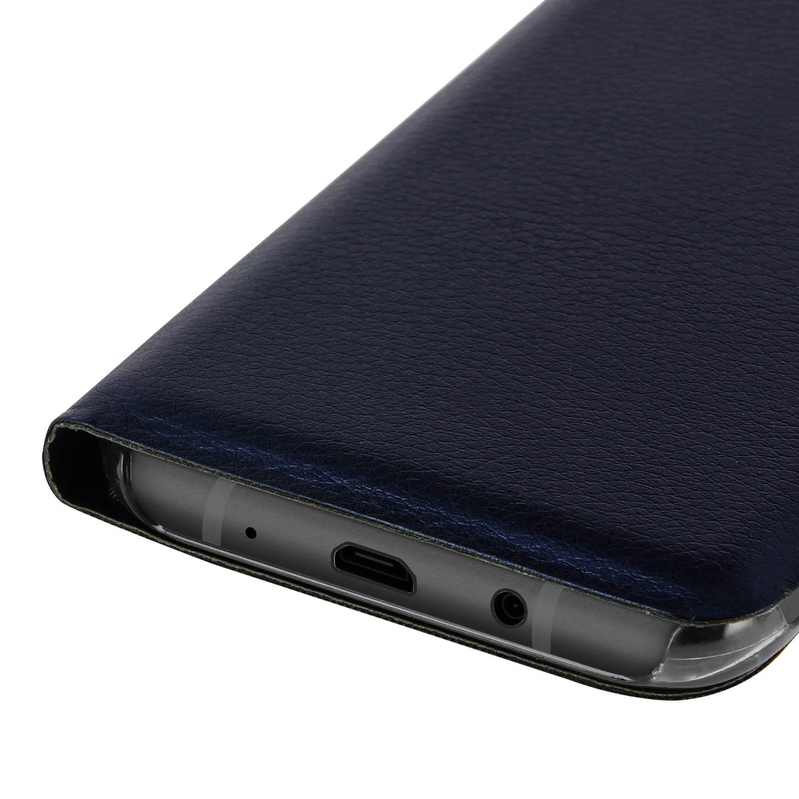 Un primo piano di un telefono con una custodia blu scuro, che mostra la porta di ricarica.
