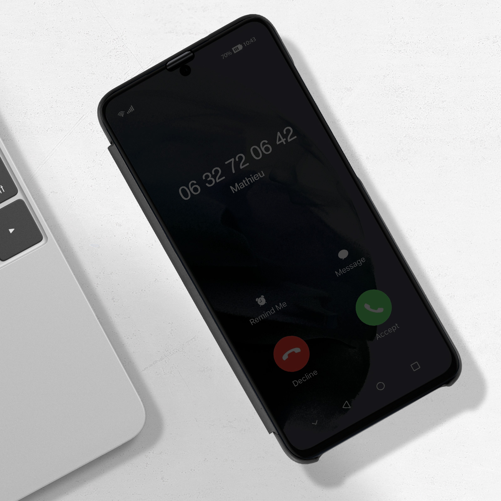 Telefono nero che mostra la schermata di chiamata. Lo schermo mostra numero e opzioni di chiamata.