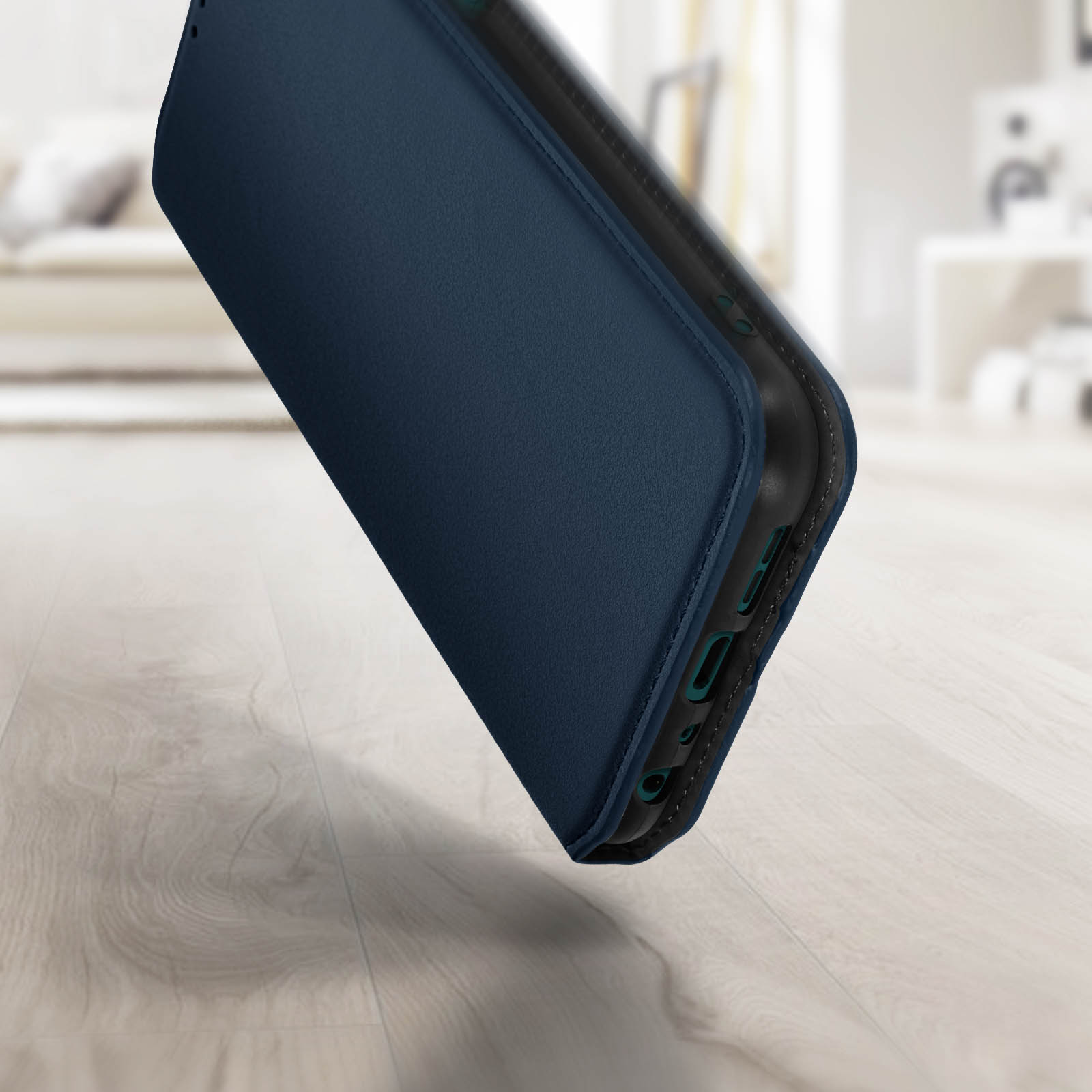 Una custodia blu per telefono è leggermente aperta, rivelando l'interno nero. È su una superficie di legno.