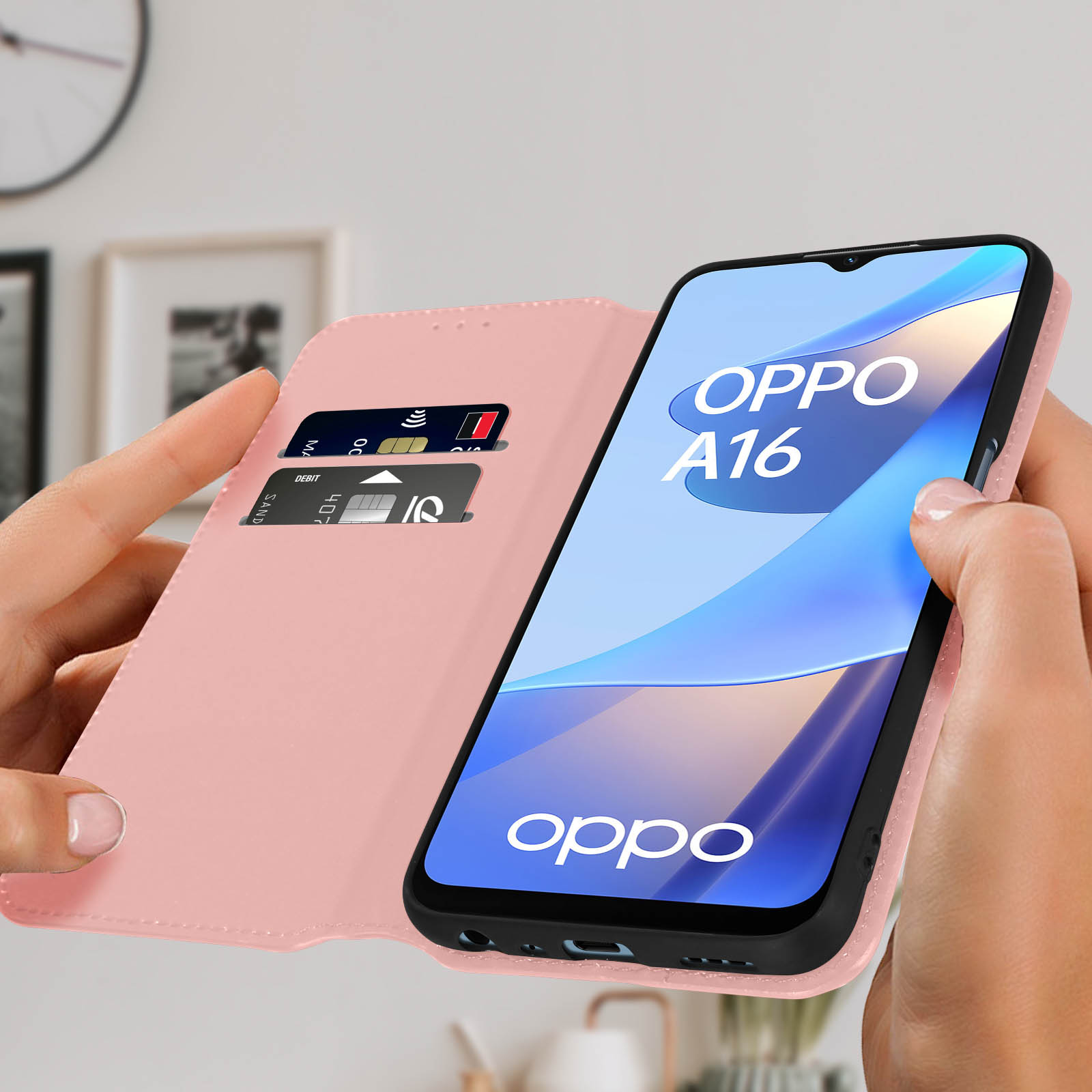 Mani di donna che tengono una custodia rosa aperta con un telefono. Il telefono ha uno schermo OPPO A16.