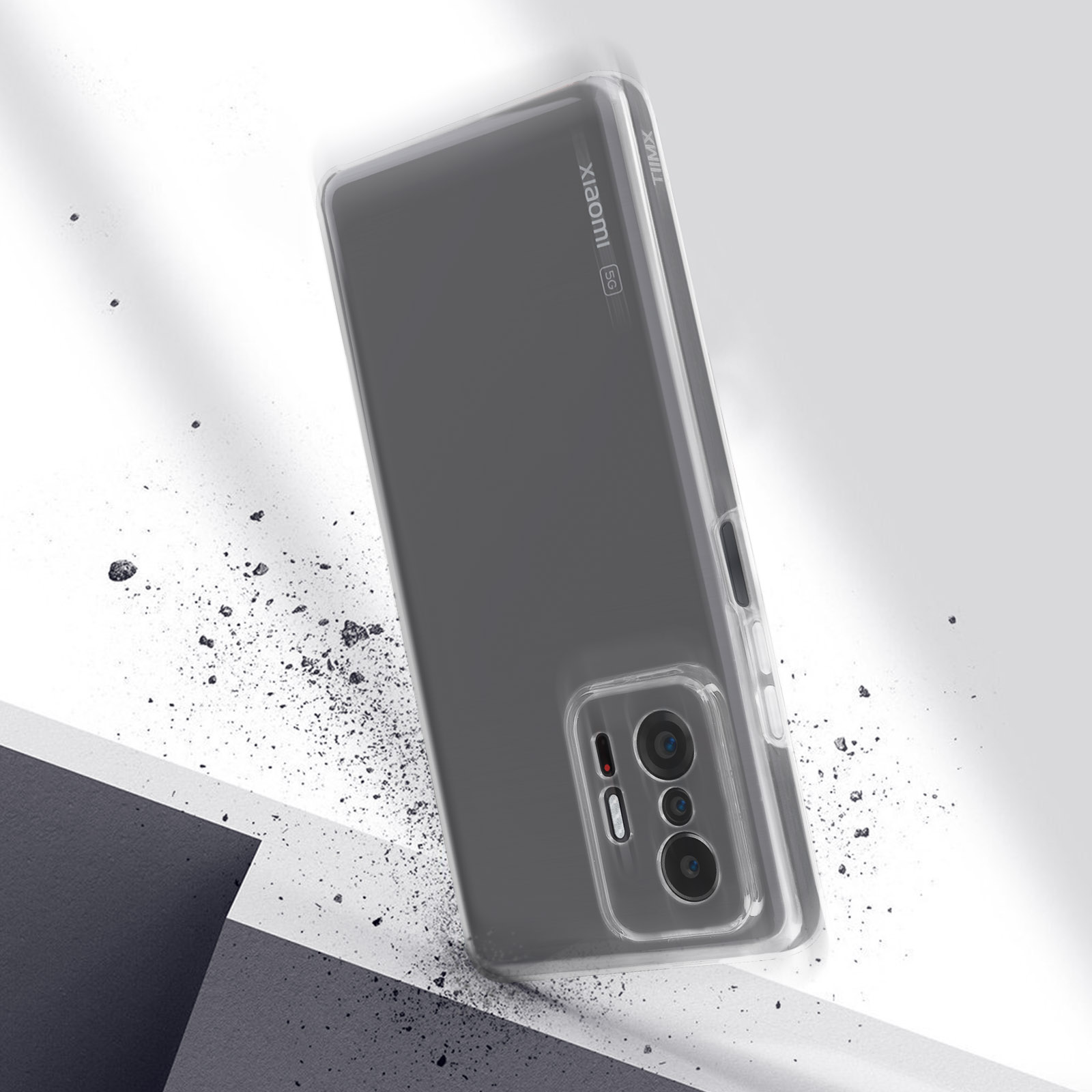 Una custodia per telefono grigia con ritagli per la fotocamera e un logo Xiaomi. Piccole particelle di sporco cadono.