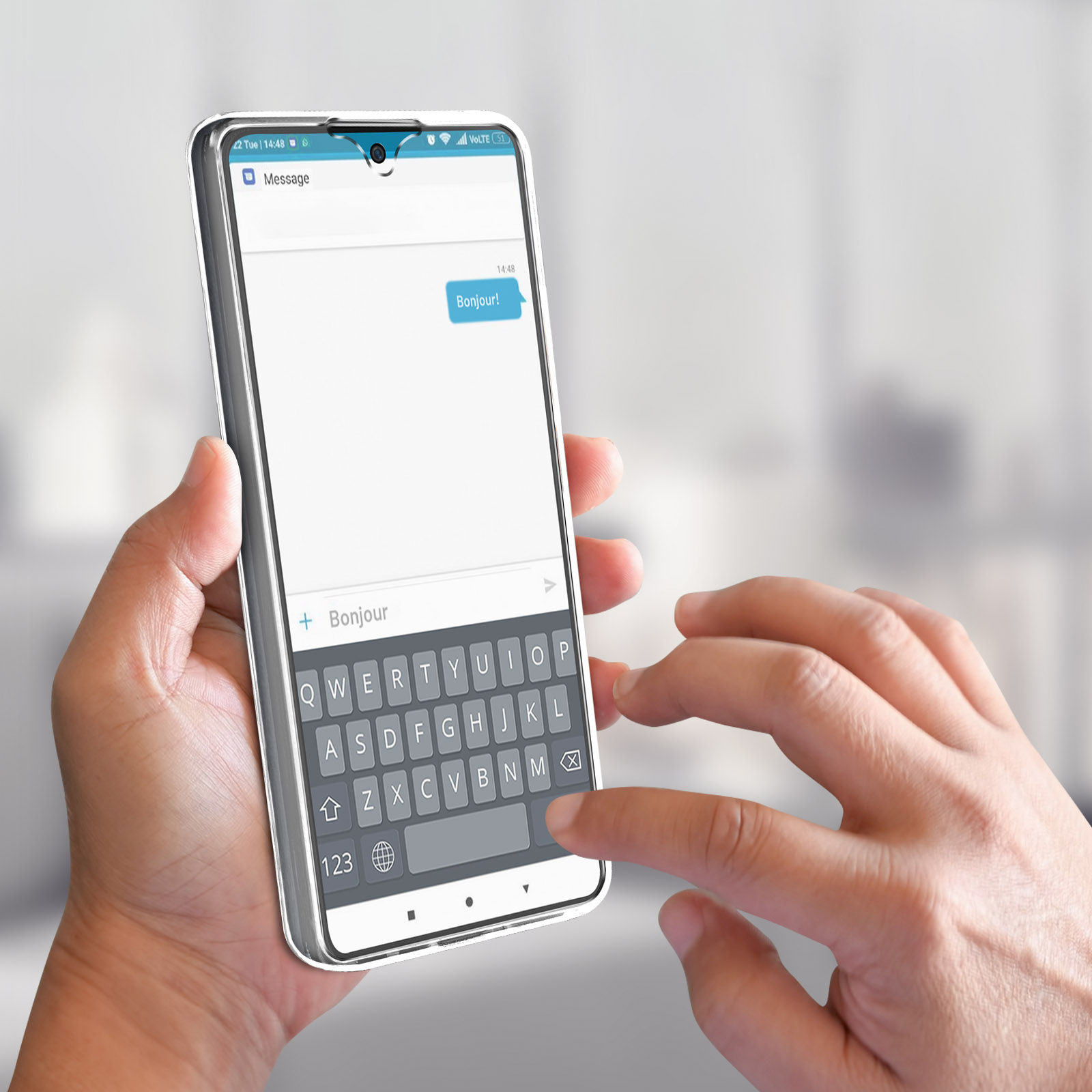 Mano che tiene un telefono che mostra una conversazione di testo. La tastiera è visibile.
