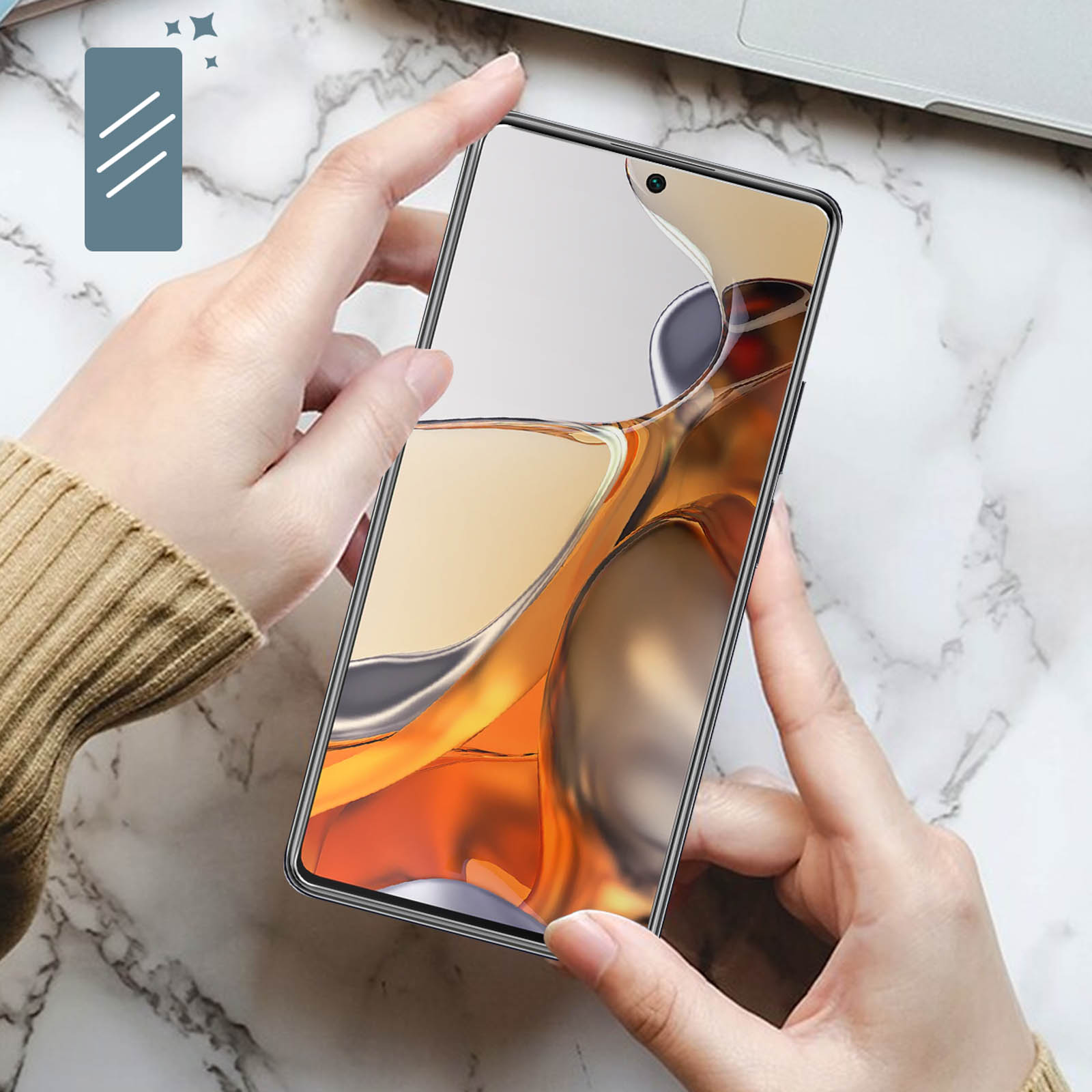 Uno schermo del telefono a cui viene applicata una protezione. Due mani tengono il telefono.