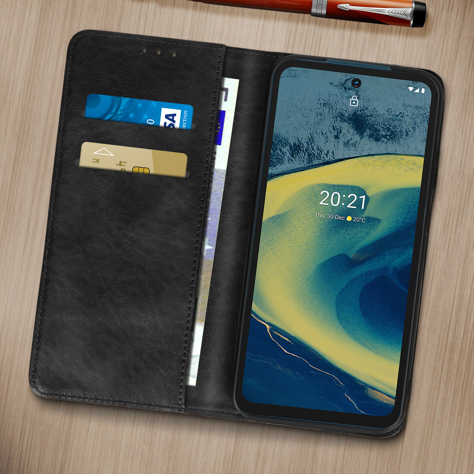 Un téléphone dans un étui en cuir noir, affichant l'heure et la date, avec des cartes et de l'argent.