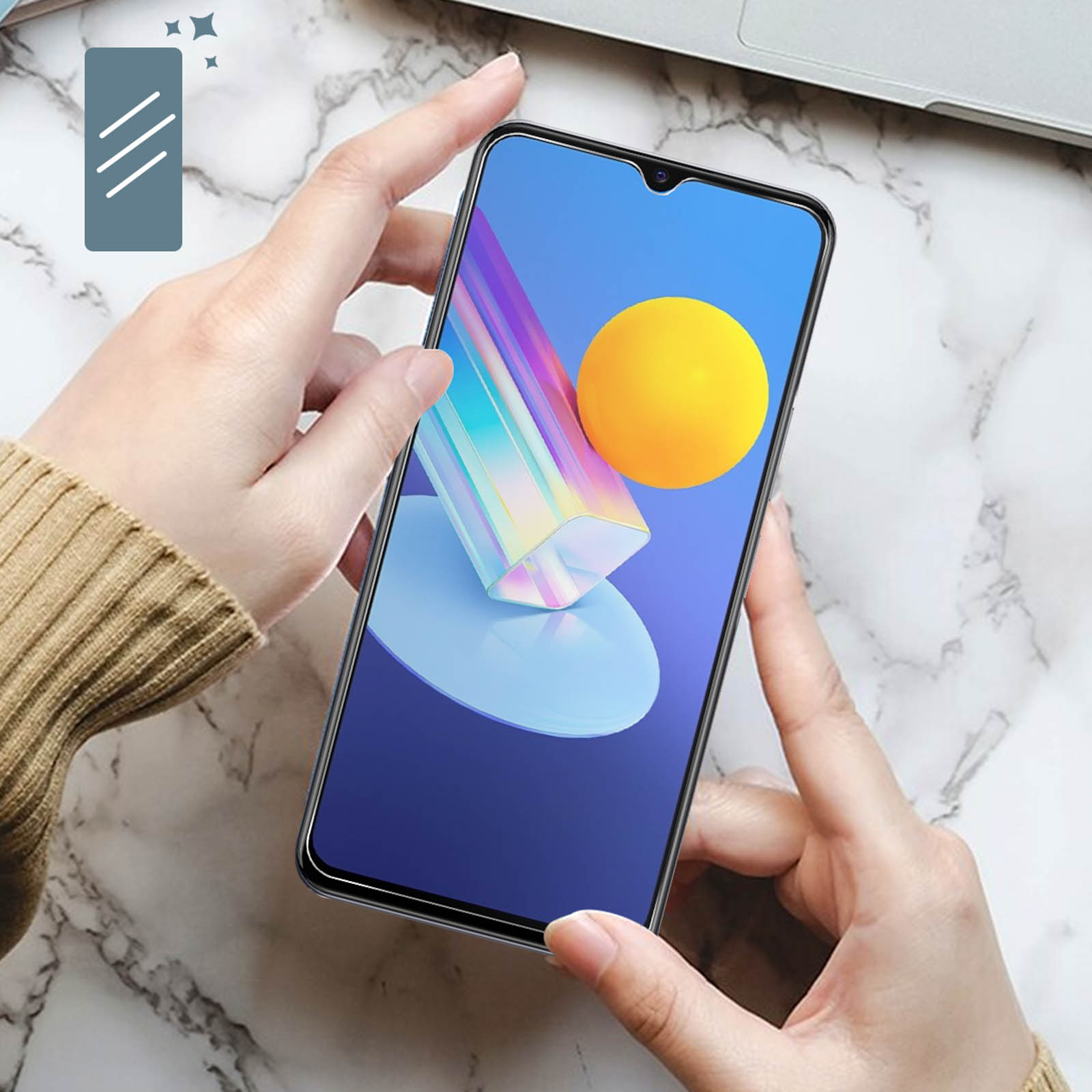 Mani che tengono il telefono con protezione schermo. Display mostra grafica colorata e cerchio giallo.