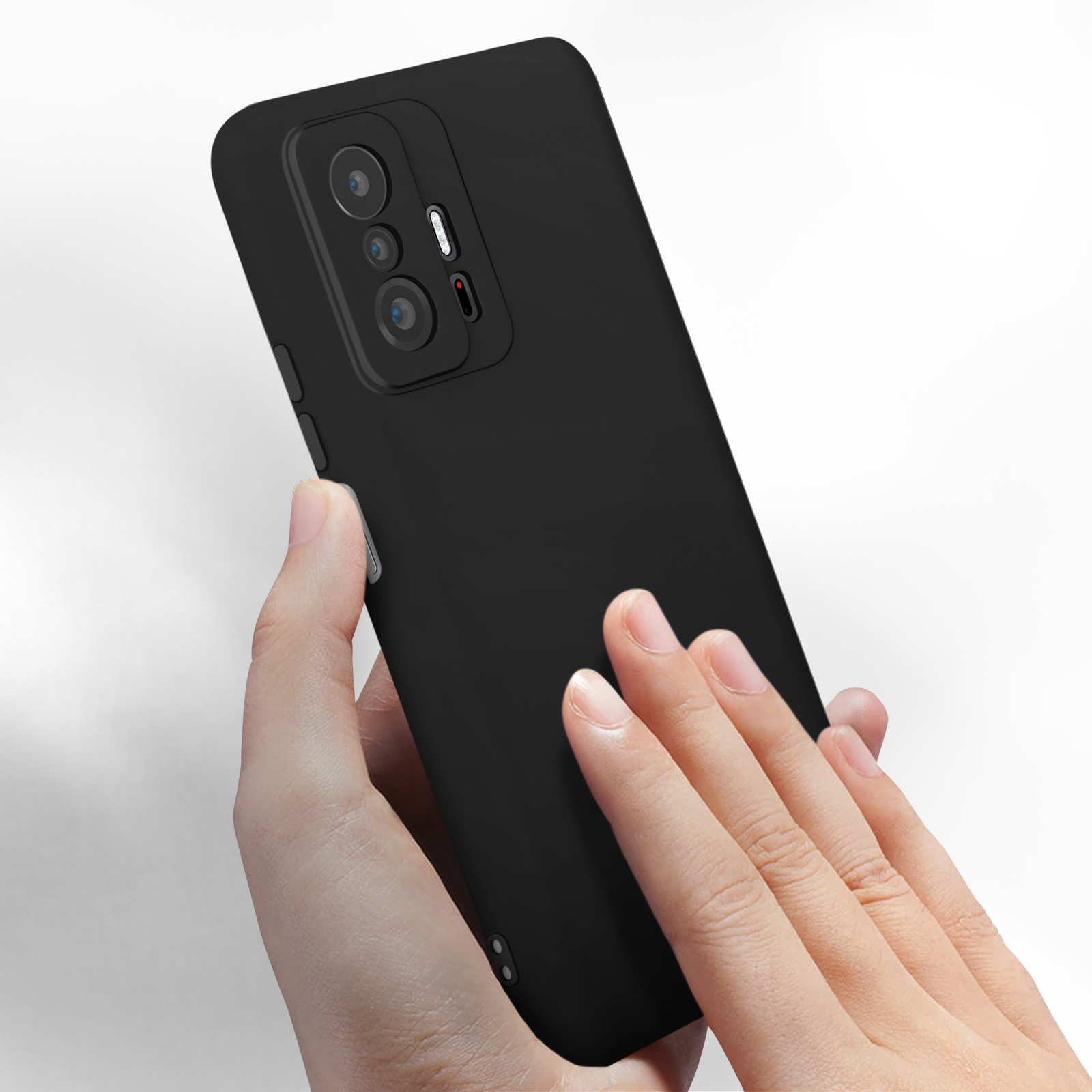 Una mano tiene un telefono nero con una custodia. La custodia ha più obiettivi della fotocamera.