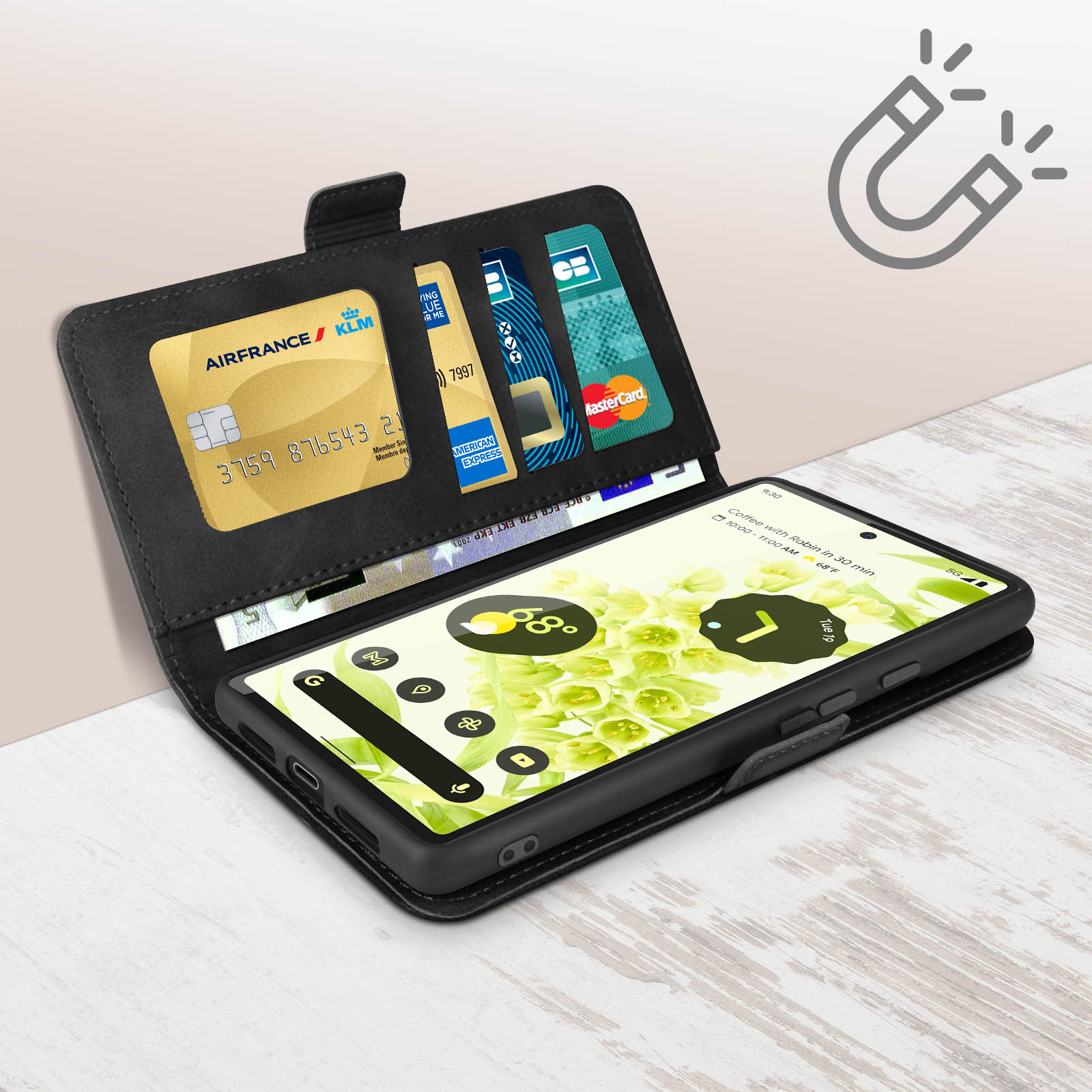 Étui de téléphone noir ouvert, montrant cartes et écran de téléphone. Fond en bois.