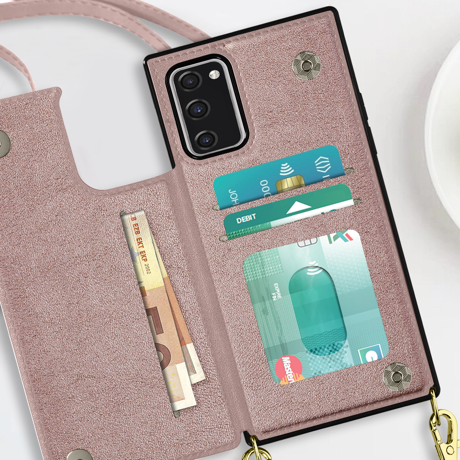 Roze telefoonhoes open, met kaarten en contant geld. Gouden band. Witte achtergrond.